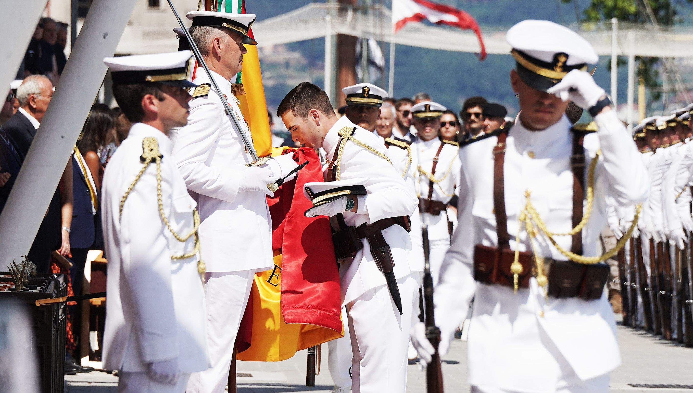 La princesa Leonor recibe la Gran Cruz al Mérito Naval durante la entrega de reales despachos