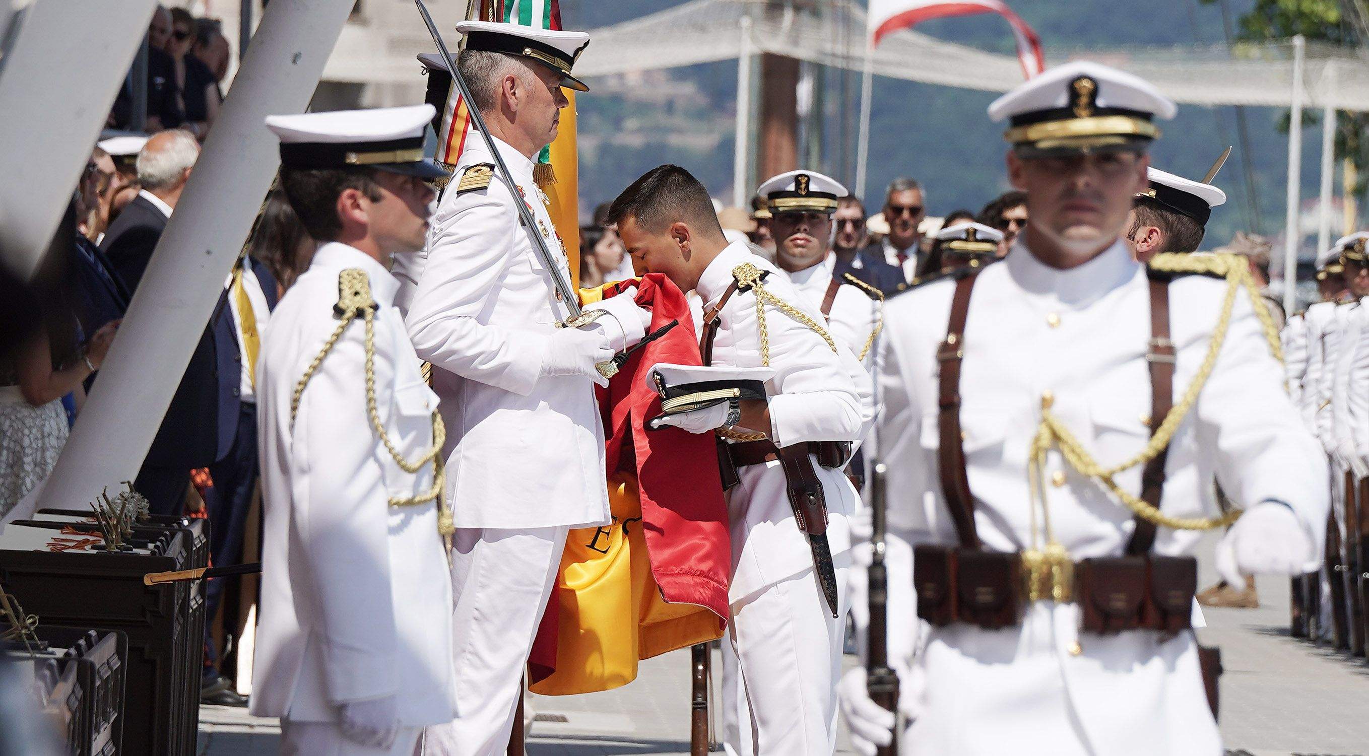 La princesa Leonor recibe la Gran Cruz al Mérito Naval durante la entrega de reales despachos