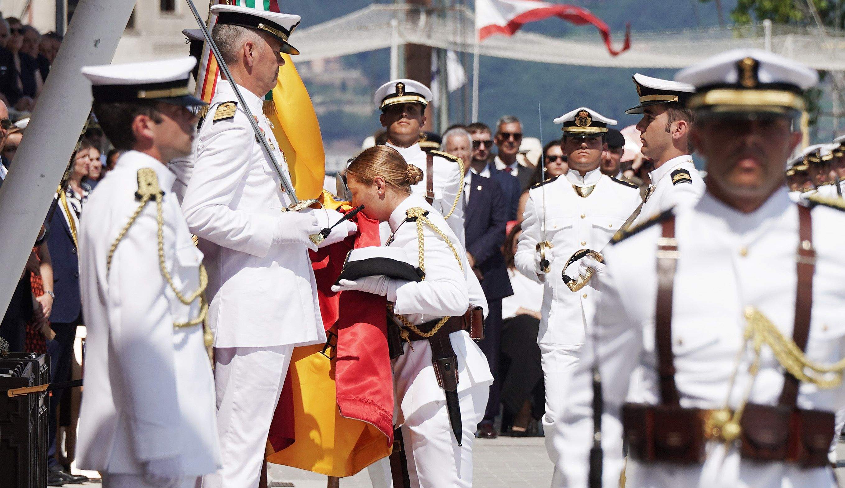 La princesa Leonor recibe la Gran Cruz al Mérito Naval durante la entrega de reales despachos