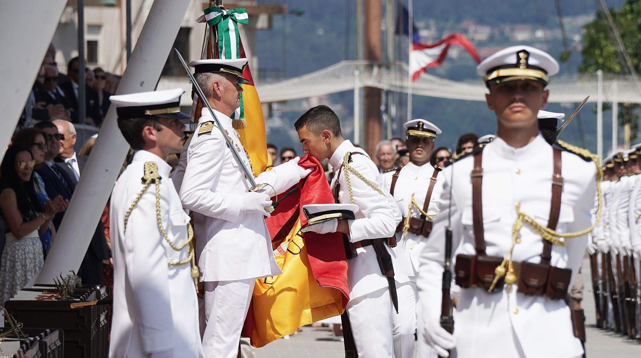 La princesa Leonor recibe la Gran Cruz al Mérito Naval durante la entrega de reales despachos