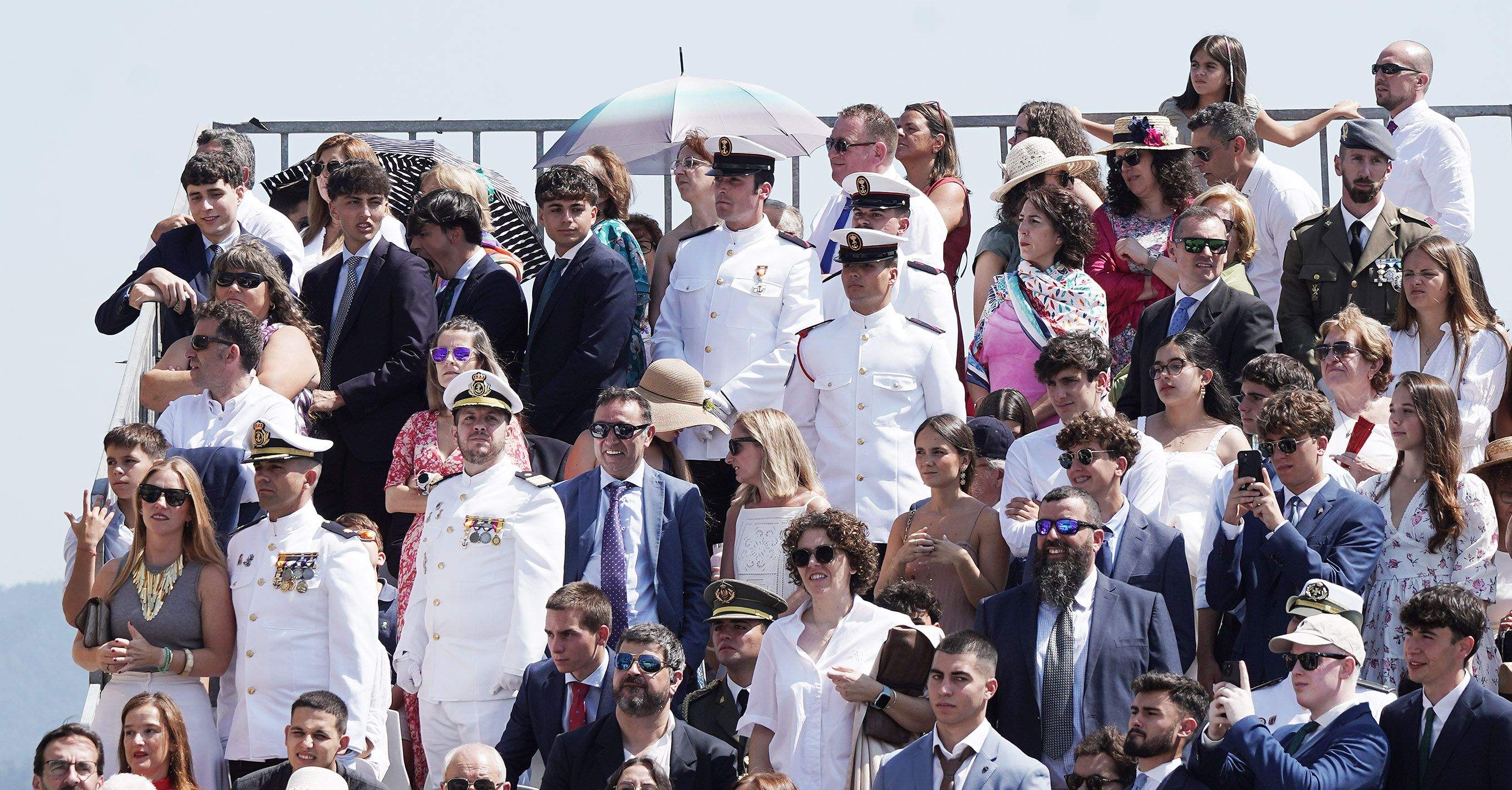 La princesa Leonor recibe la Gran Cruz al Mérito Naval durante la entrega de reales despachos