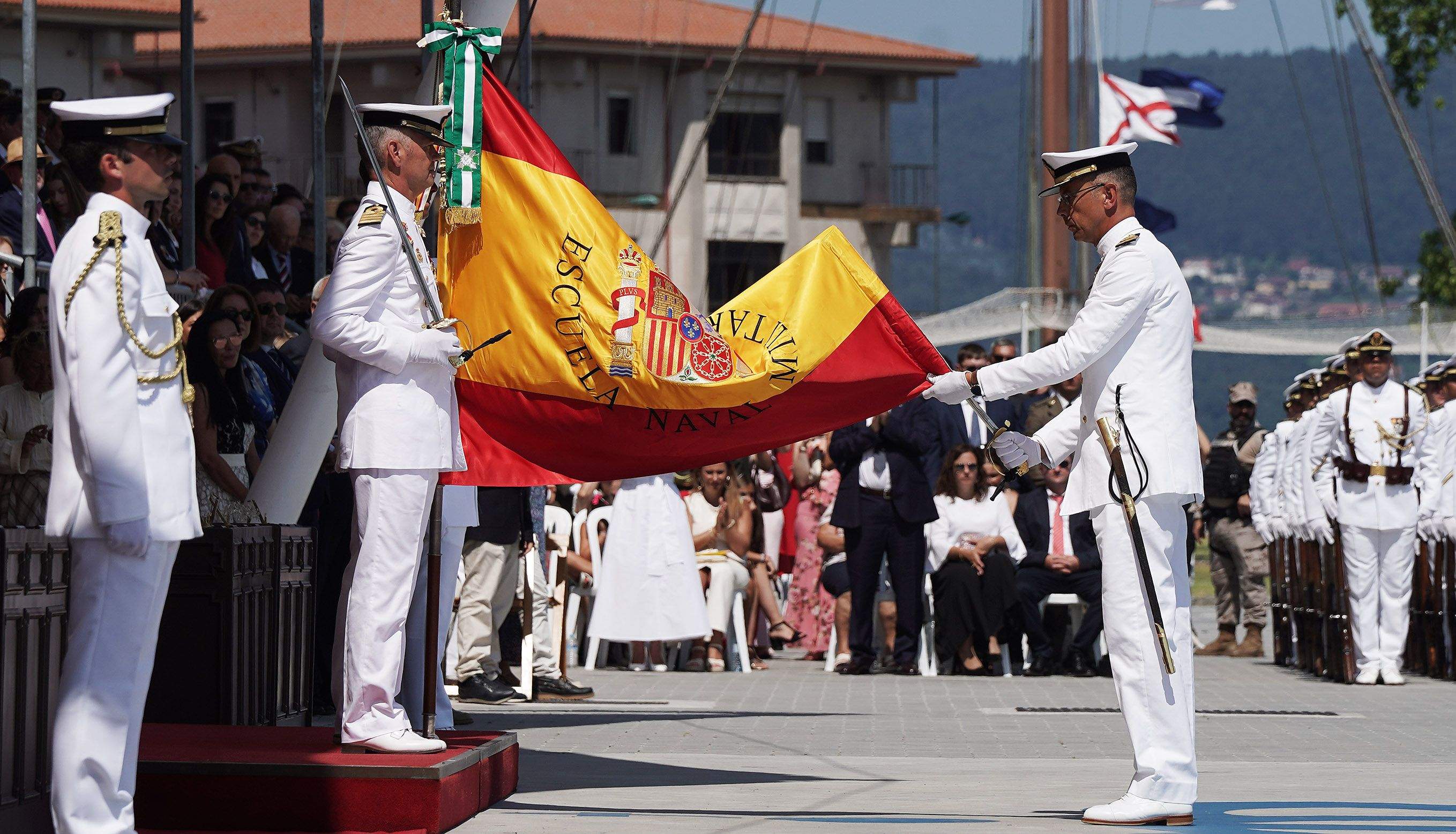 La princesa Leonor recibe la Gran Cruz al Mérito Naval durante la entrega de reales despachos