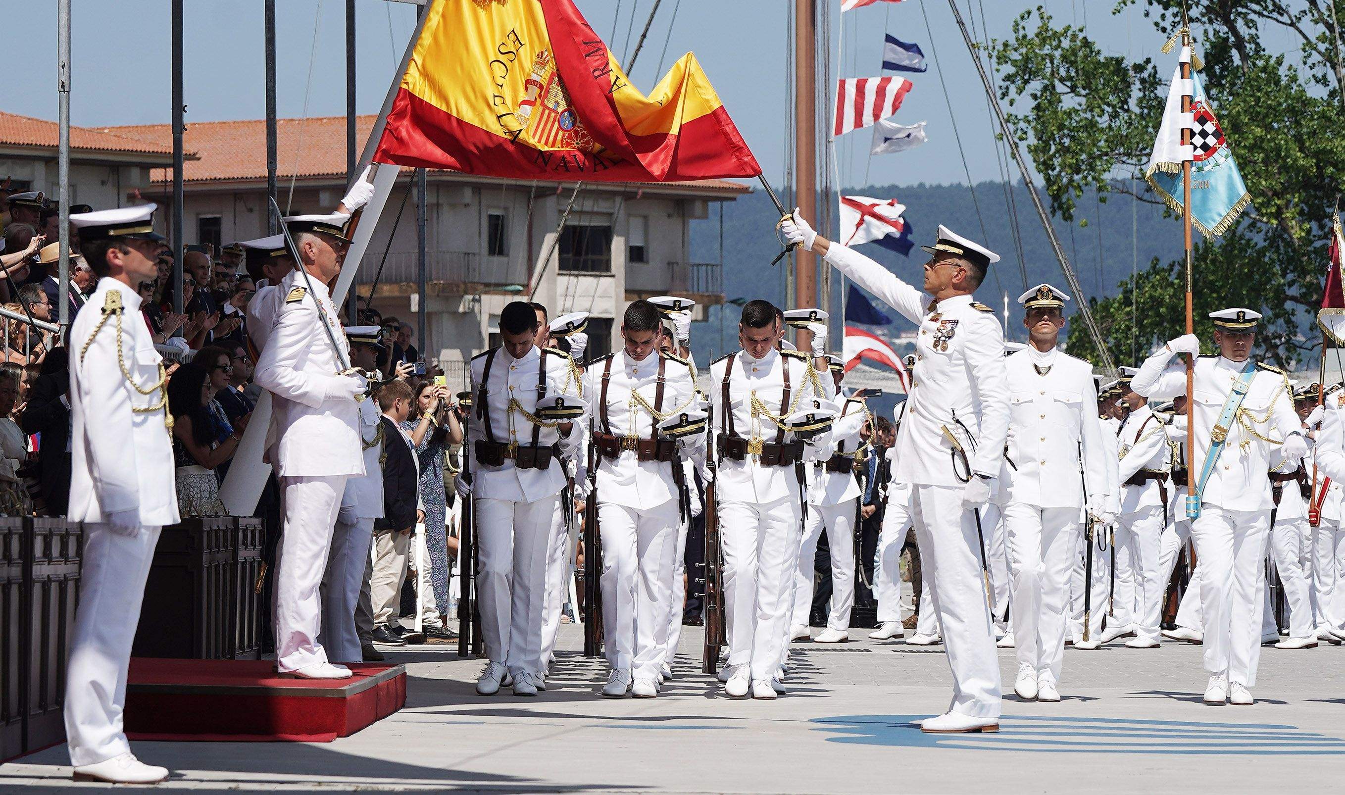 La princesa Leonor recibe la Gran Cruz al Mérito Naval durante la entrega de reales despachos