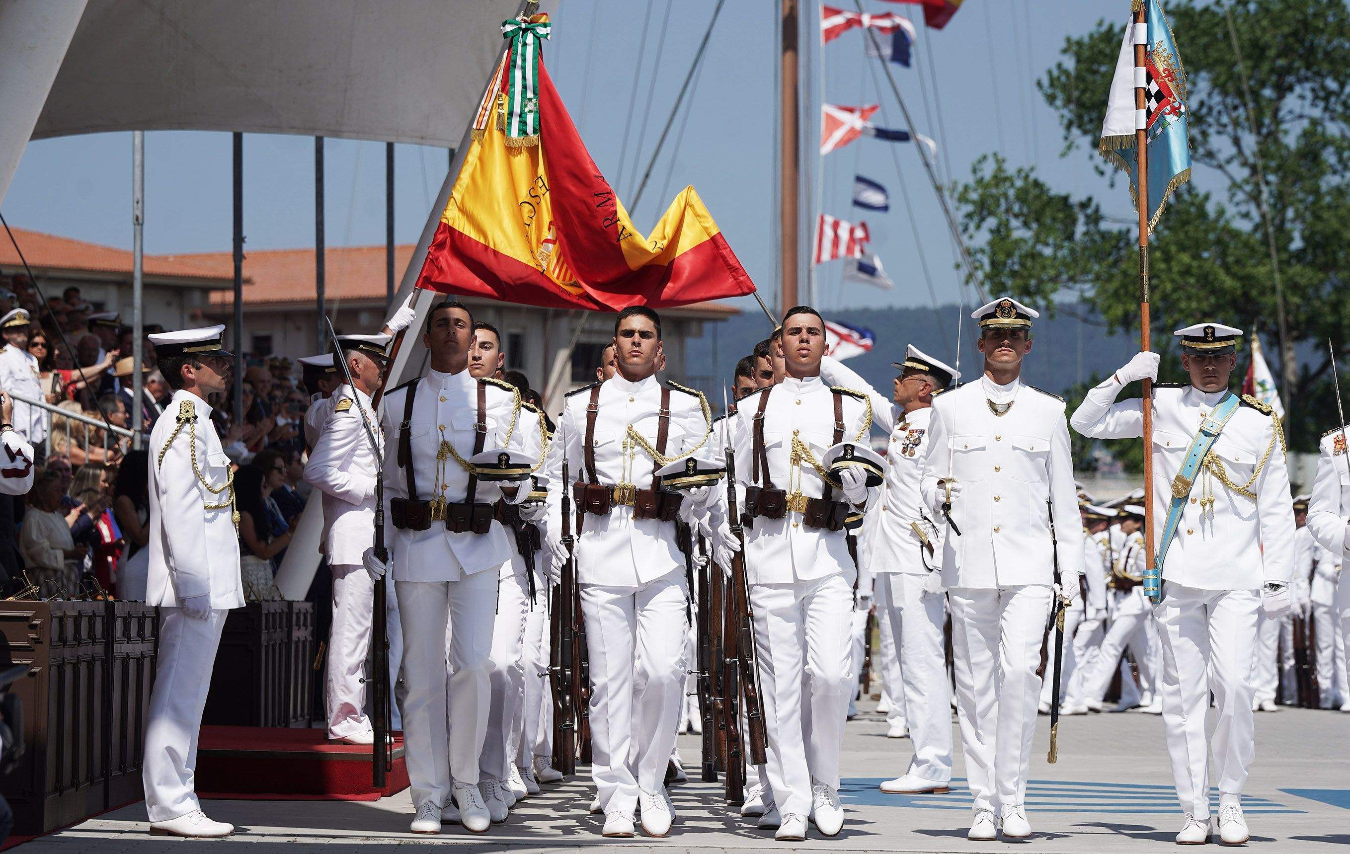 La princesa Leonor recibe la Gran Cruz al Mérito Naval durante la entrega de reales despachos