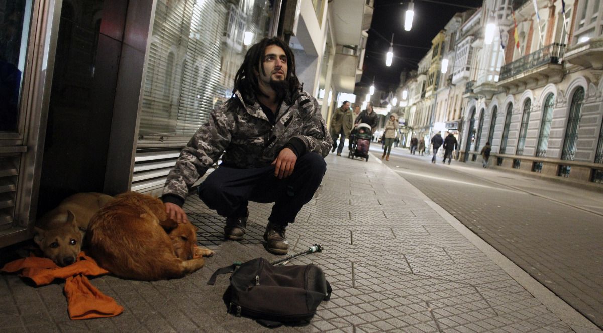 Jose y sus perras 'Hierba' y 'Fichi' en el punto de la calle Michelena en el que cada día se gana la vida haciendo malabares