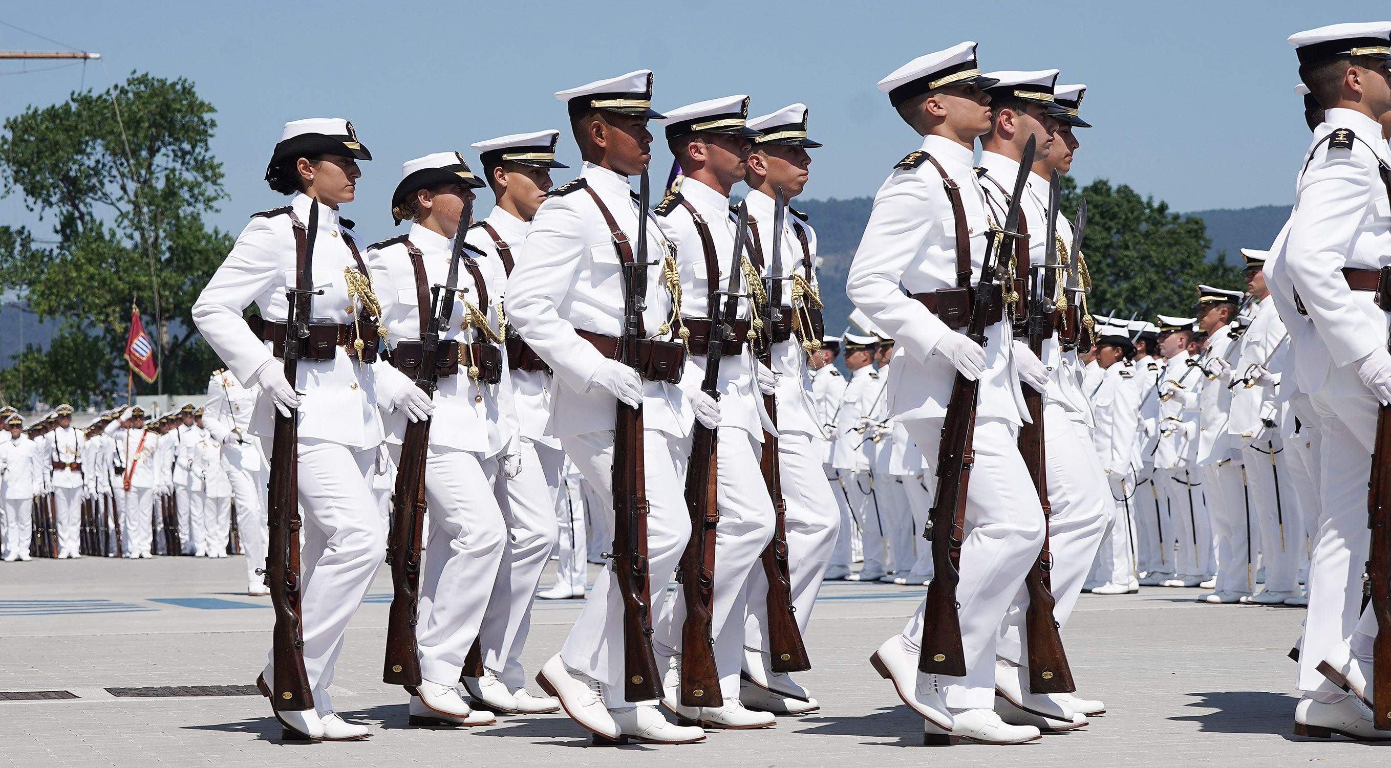La princesa Leonor recibe la Gran Cruz al Mérito Naval durante la entrega de reales despachos