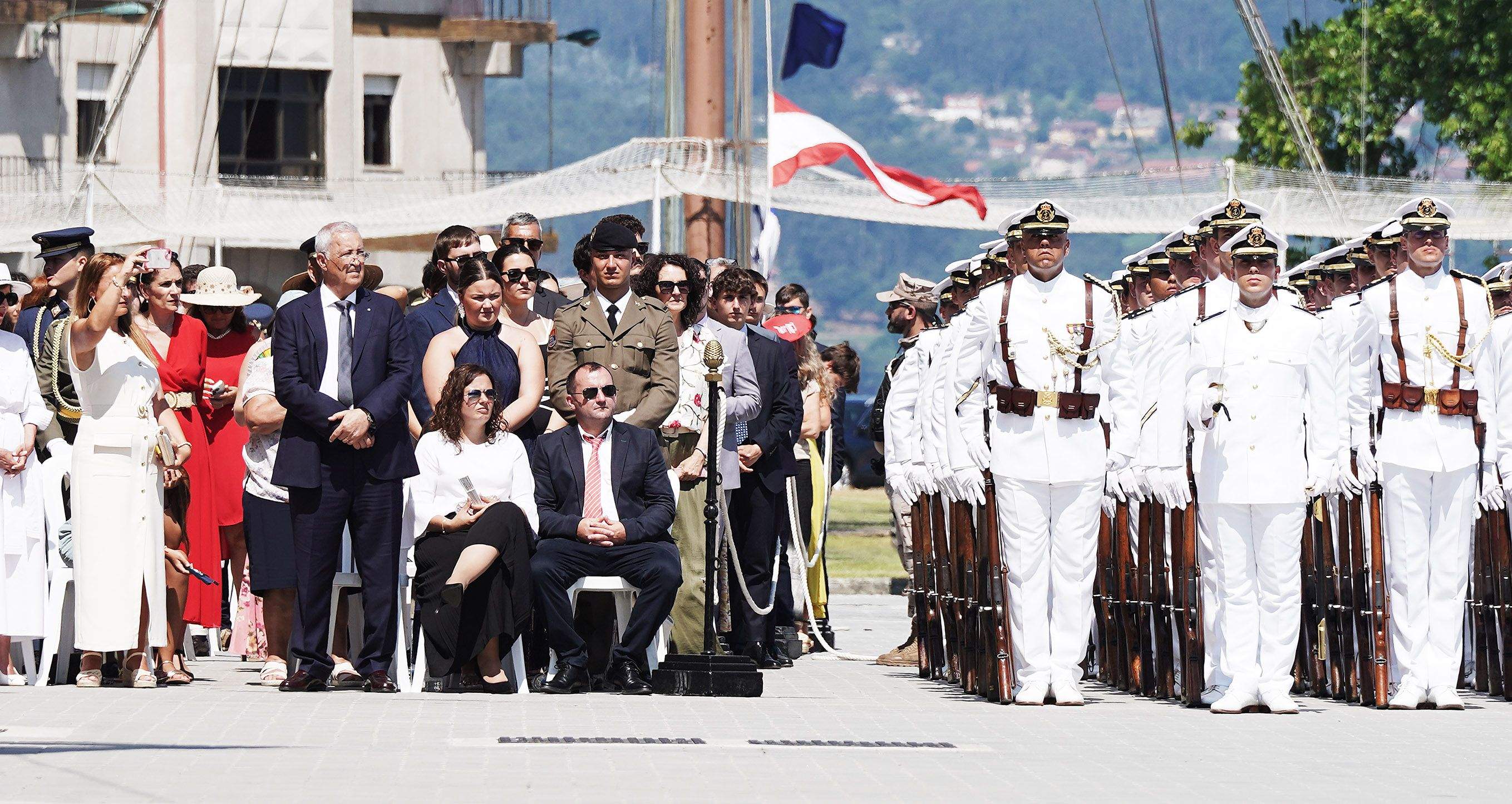 La princesa Leonor recibe la Gran Cruz al Mérito Naval durante la entrega de reales despachos