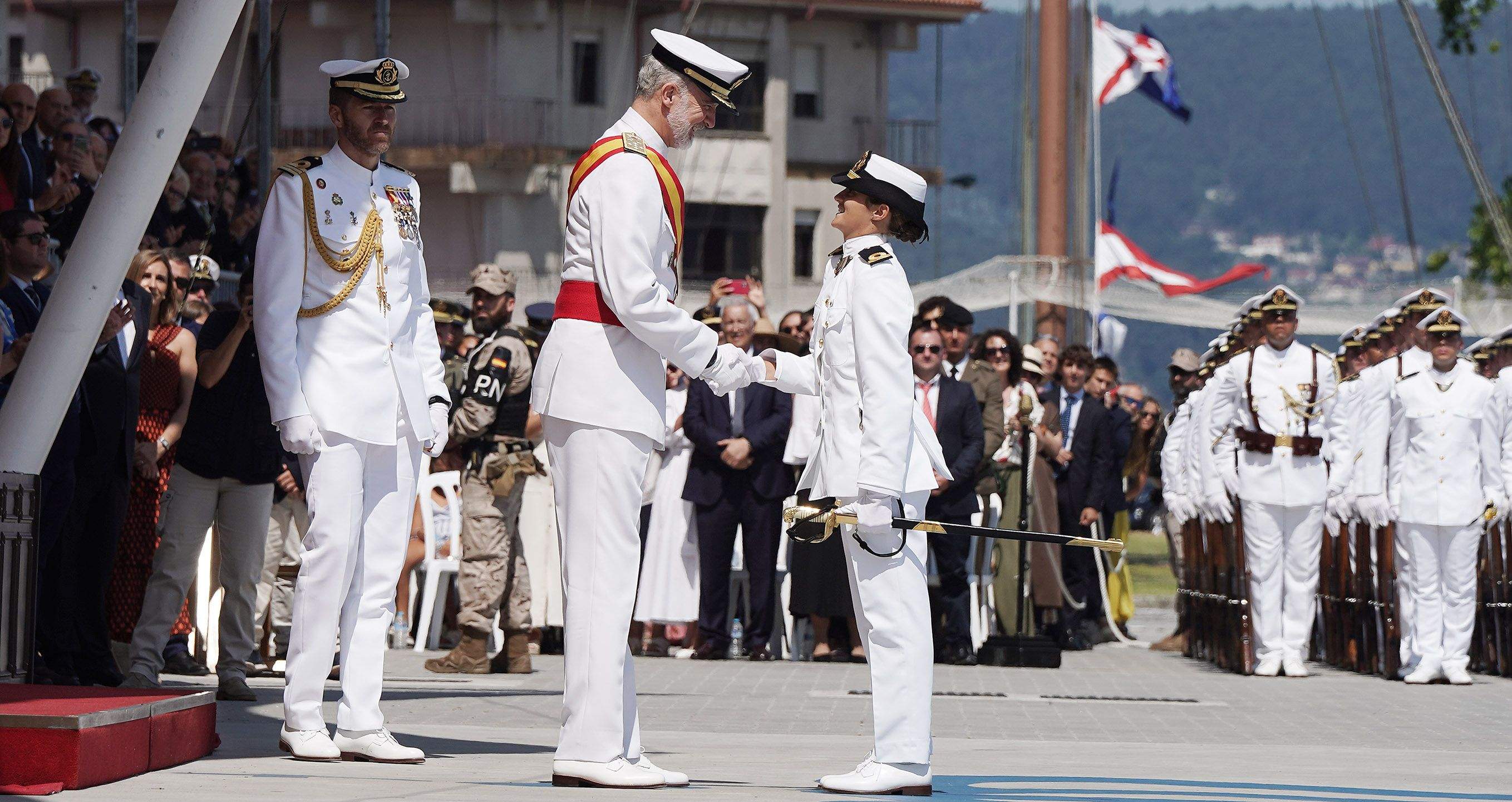 La princesa Leonor recibe la Gran Cruz al Mérito Naval durante la entrega de reales despachos