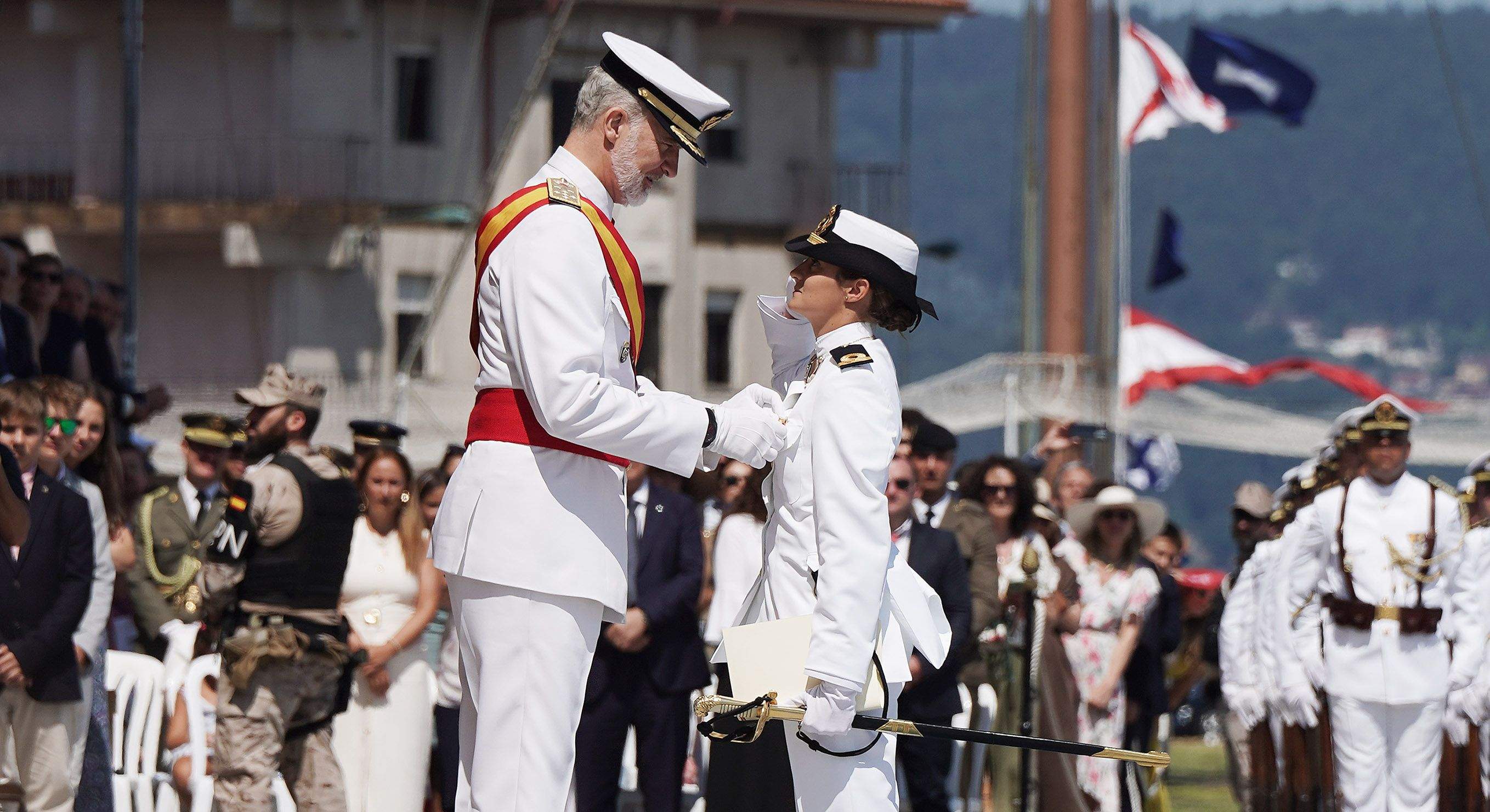 La princesa Leonor recibe la Gran Cruz al Mérito Naval durante la entrega de reales despachos