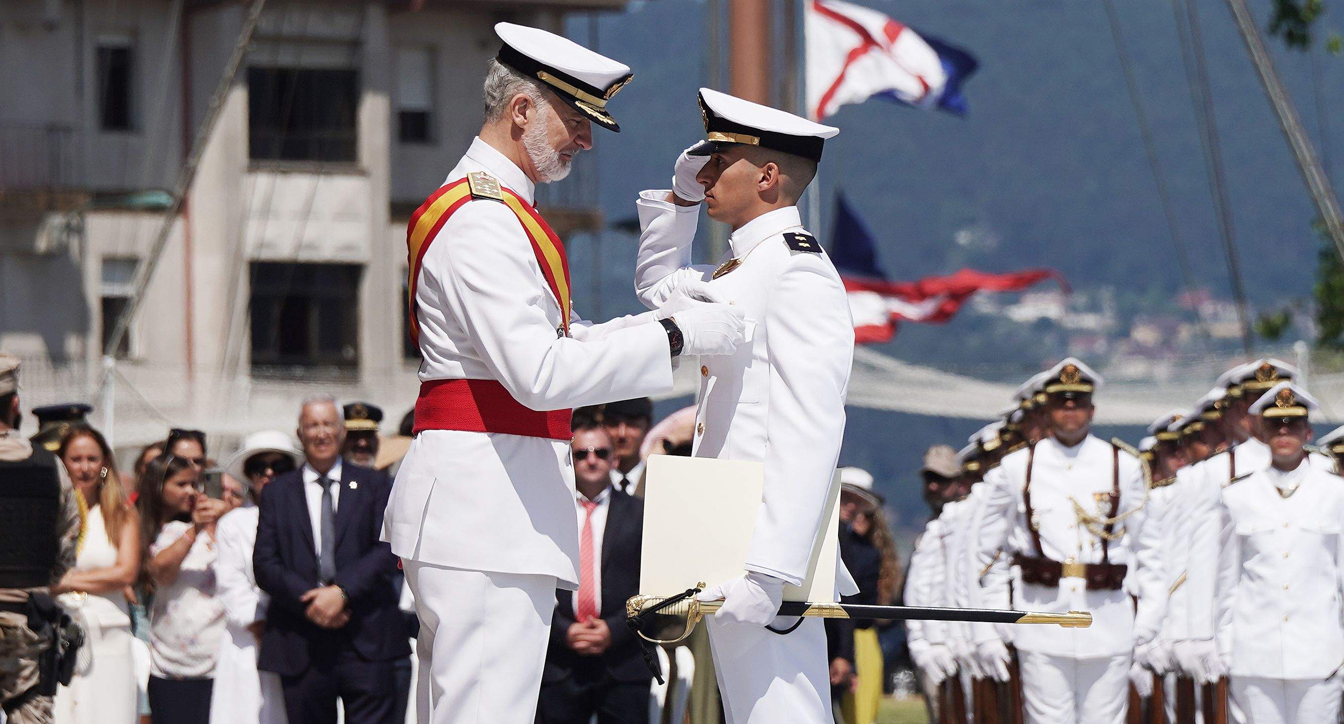 La princesa Leonor recibe la Gran Cruz al Mérito Naval durante la entrega de reales despachos