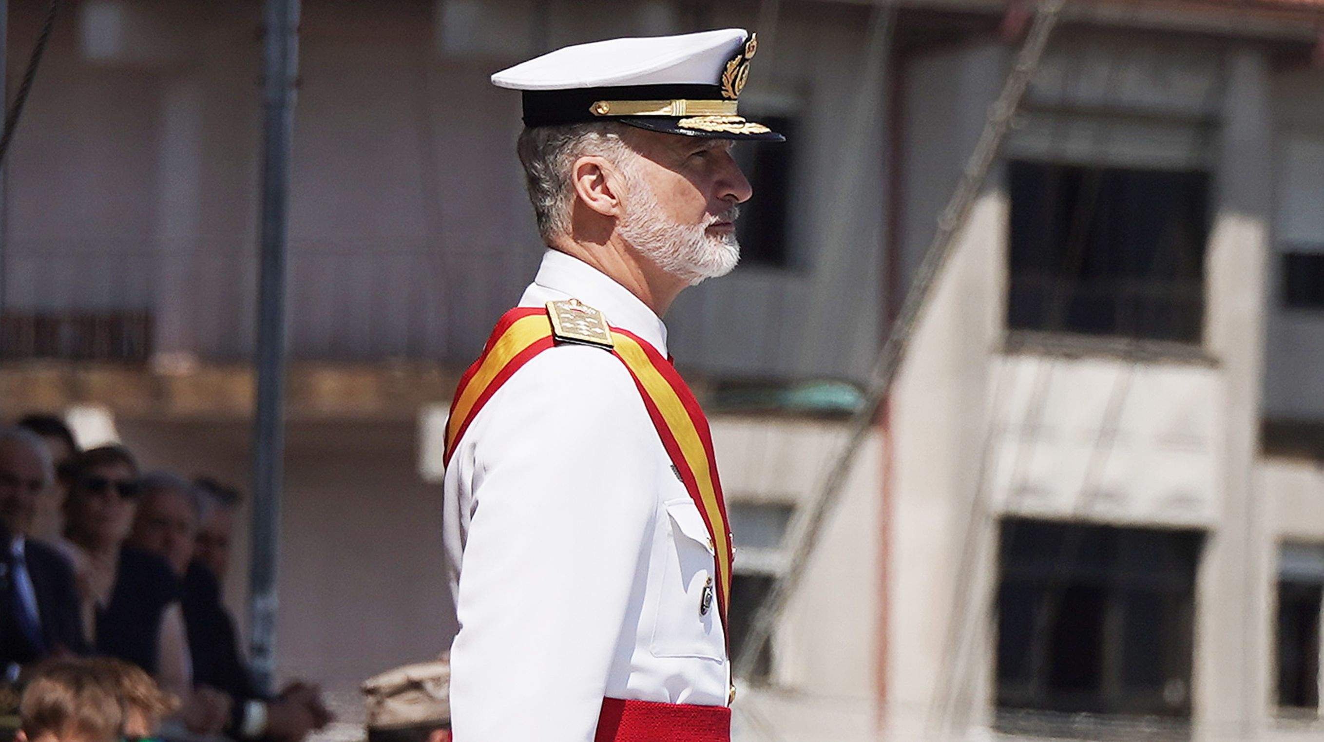 La princesa Leonor recibe la Gran Cruz al Mérito Naval durante la entrega de reales despachos