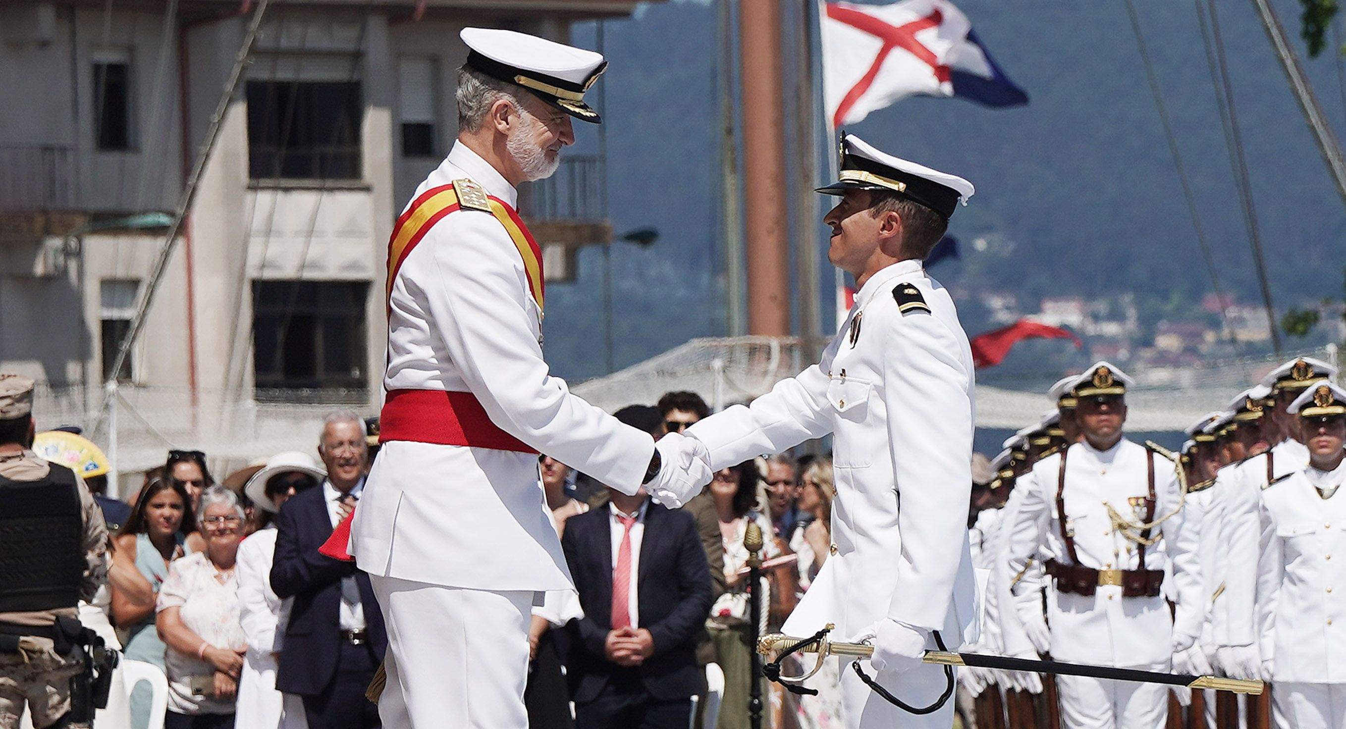 La princesa Leonor recibe la Gran Cruz al Mérito Naval durante la entrega de reales despachos