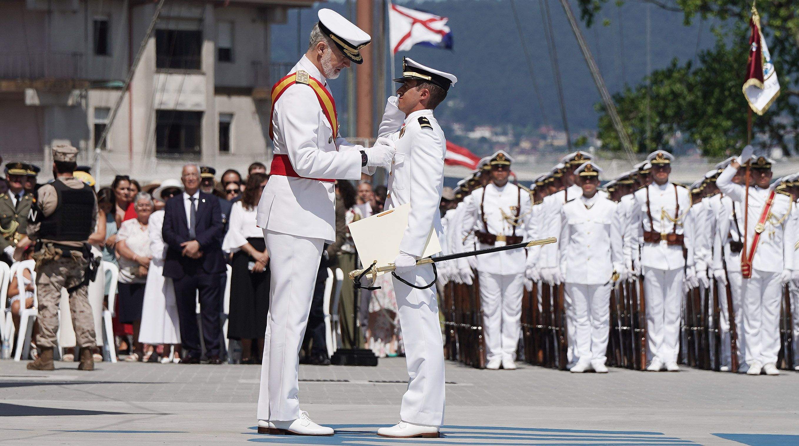 La princesa Leonor recibe la Gran Cruz al Mérito Naval durante la entrega de reales despachos
