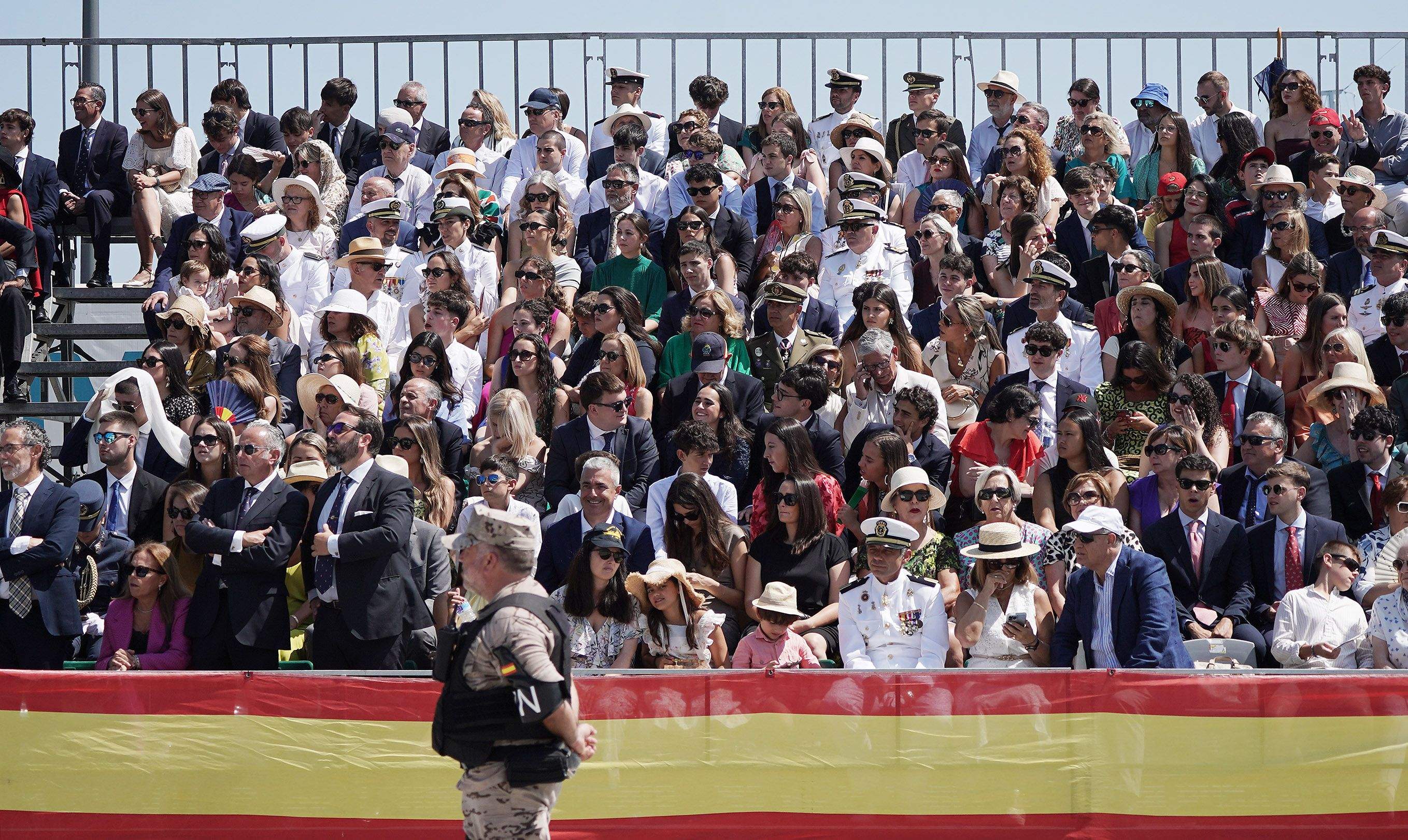La princesa Leonor recibe la Gran Cruz al Mérito Naval durante la entrega de reales despachos