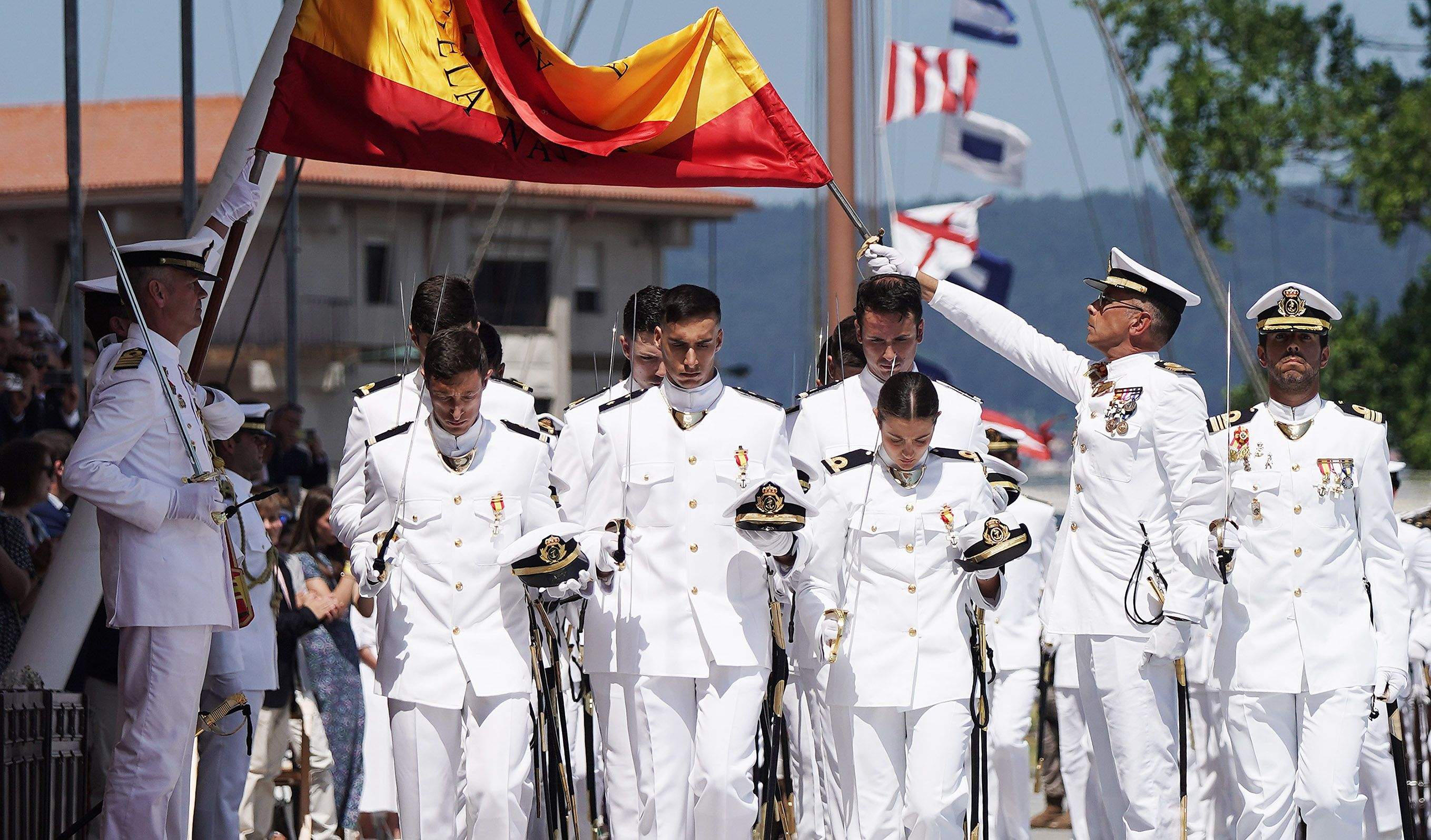 La princesa Leonor recibe la Gran Cruz al Mérito Naval durante la entrega de reales despachos