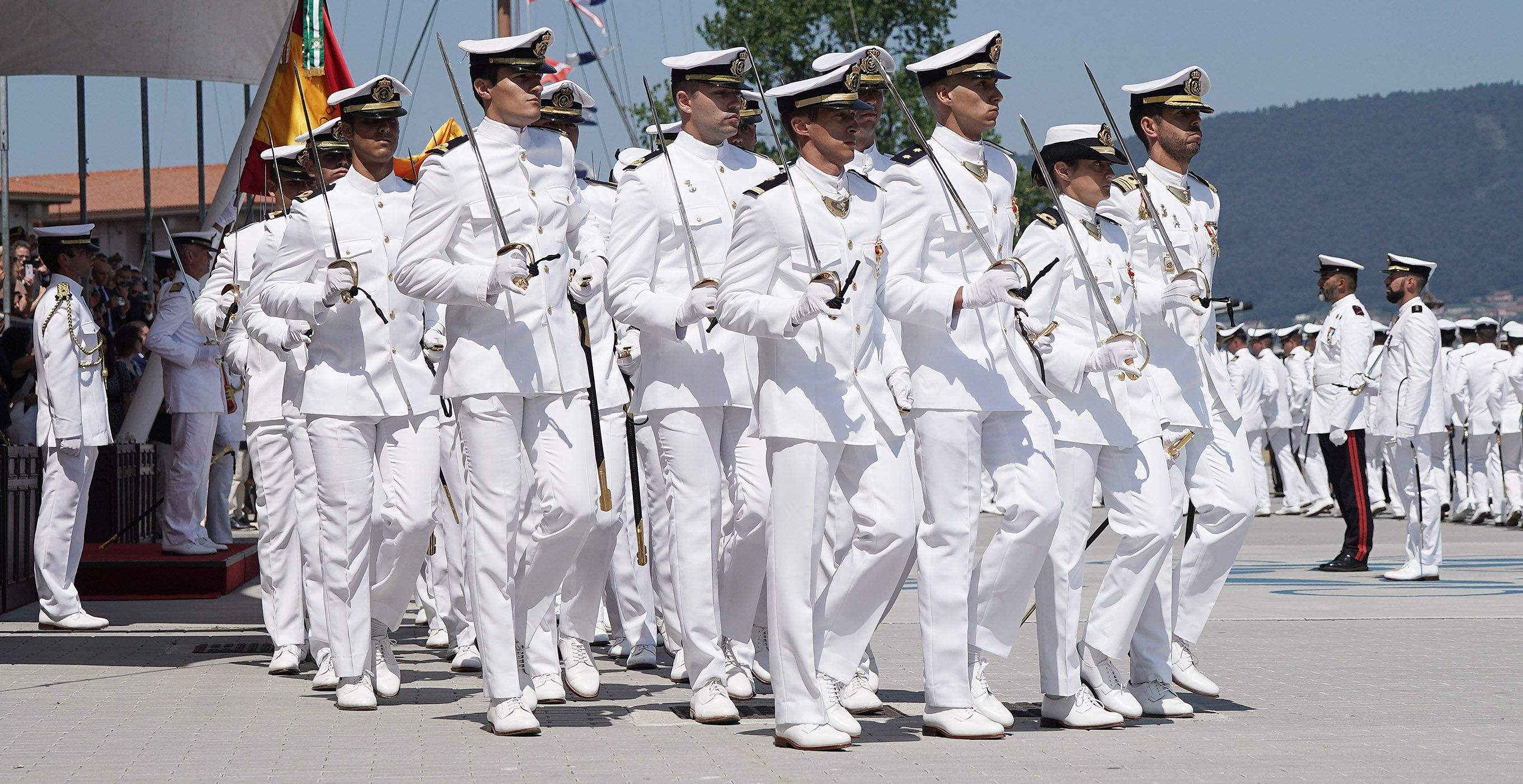 La princesa Leonor recibe la Gran Cruz al Mérito Naval durante la entrega de reales despachos