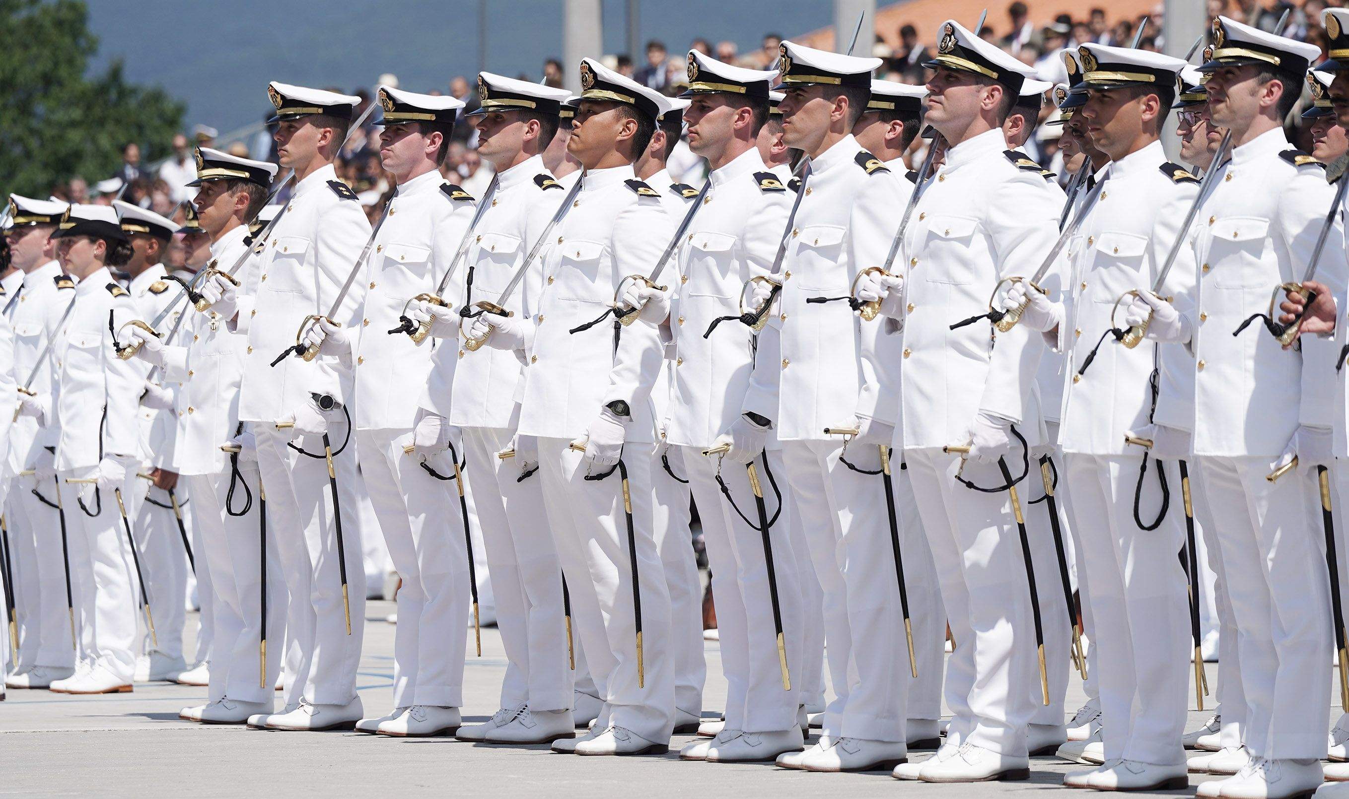 La princesa Leonor recibe la Gran Cruz al Mérito Naval durante la entrega de reales despachos