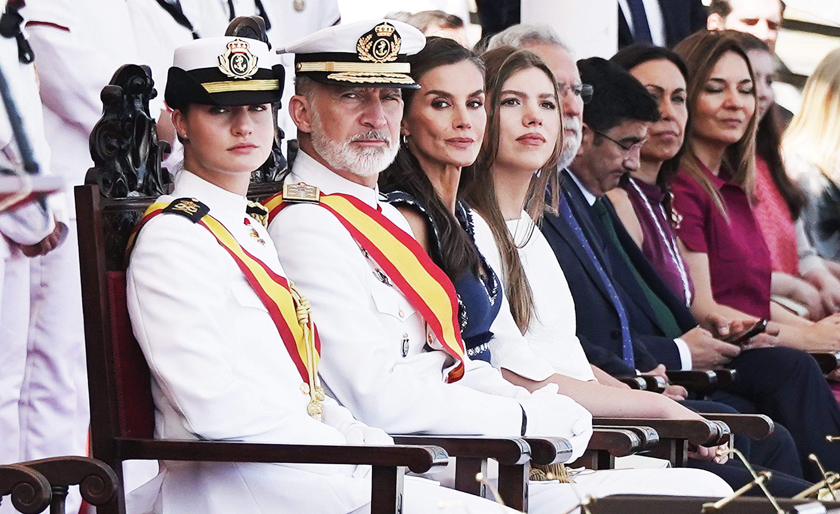 La princesa Leonor recibe la Gran Cruz al Mérito Naval durante la entrega de reales despachos