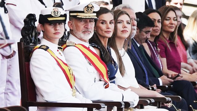 La princesa Leonor recibe la Gran Cruz al Mérito Naval durante la entrega de reales despachos