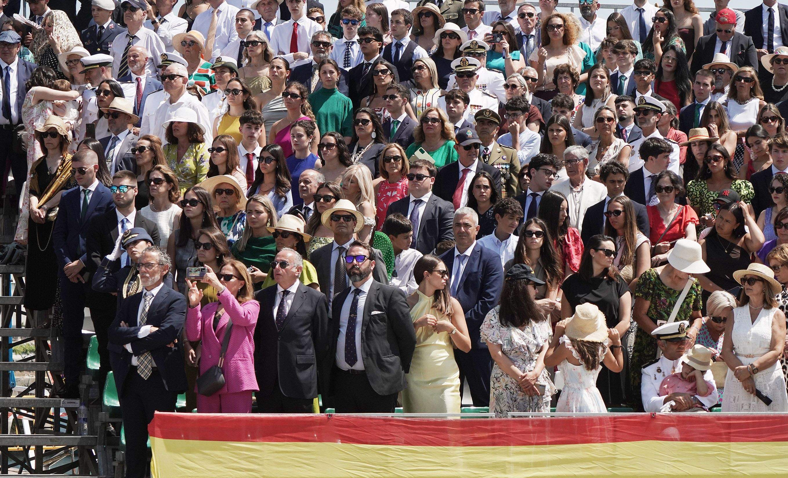 La princesa Leonor recibe la Gran Cruz al Mérito Naval durante la entrega de reales despachos