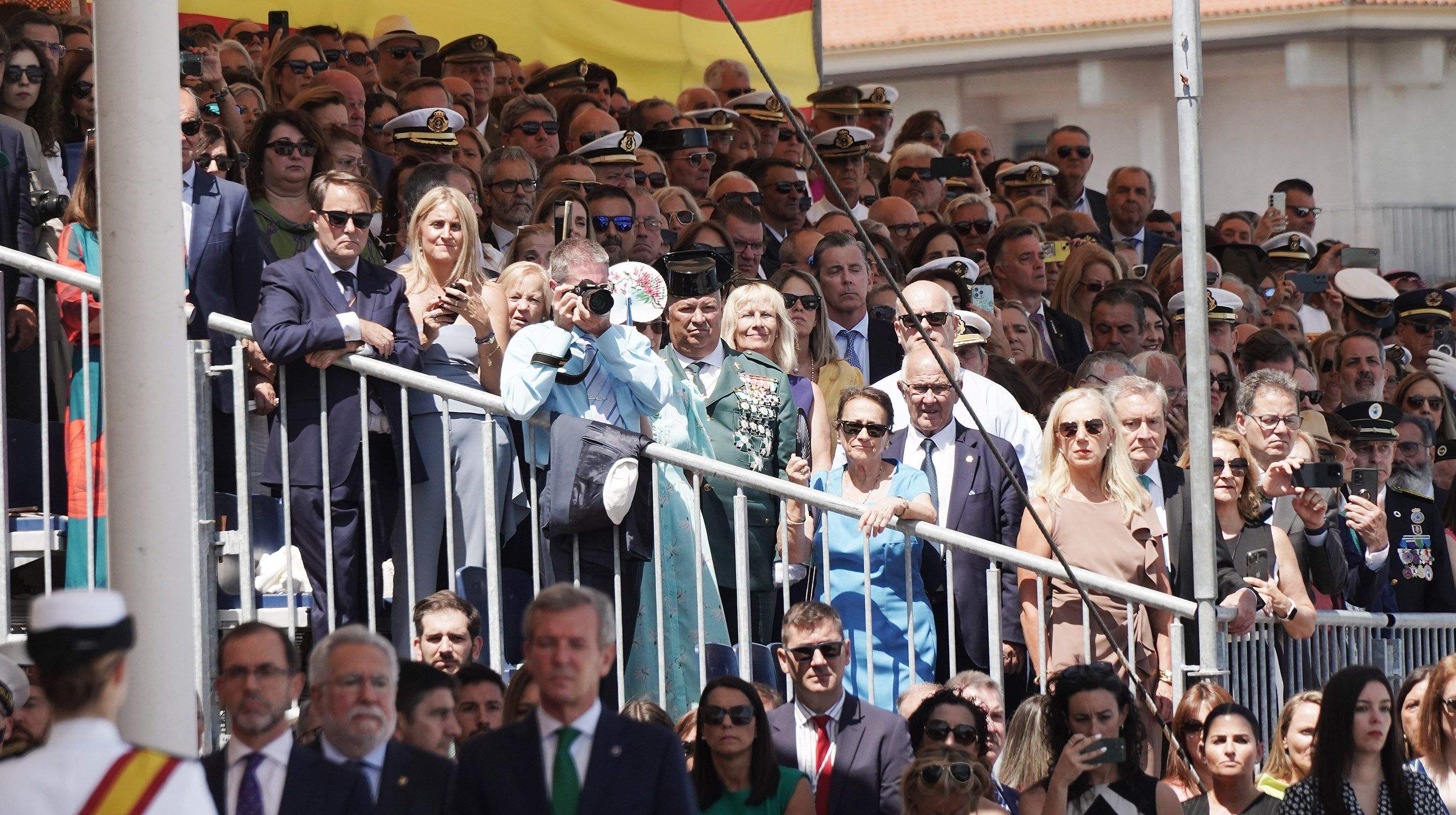 La princesa Leonor recibe la Gran Cruz al Mérito Naval durante la entrega de reales despachos