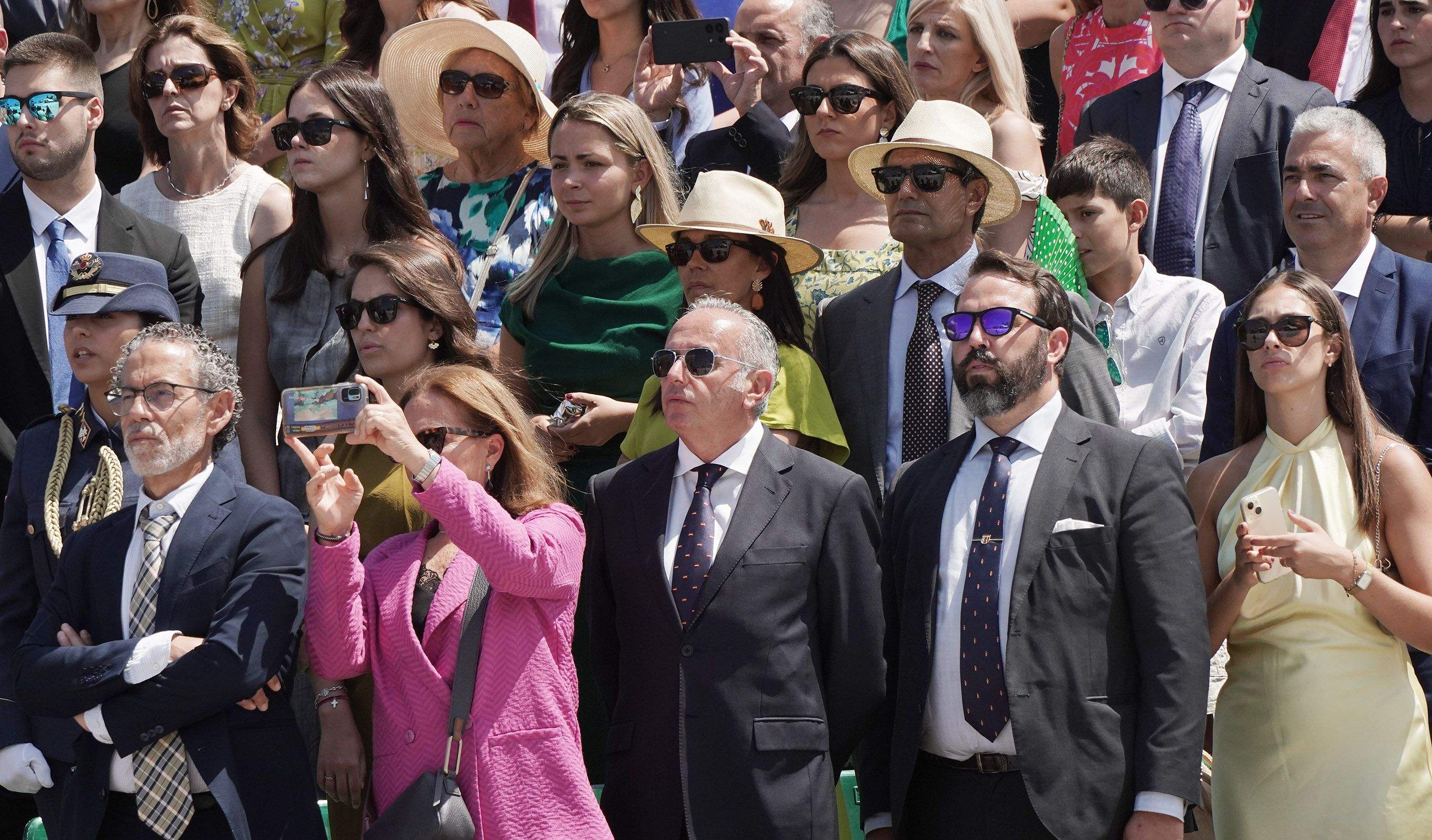 La princesa Leonor recibe la Gran Cruz al Mérito Naval durante la entrega de reales despachos