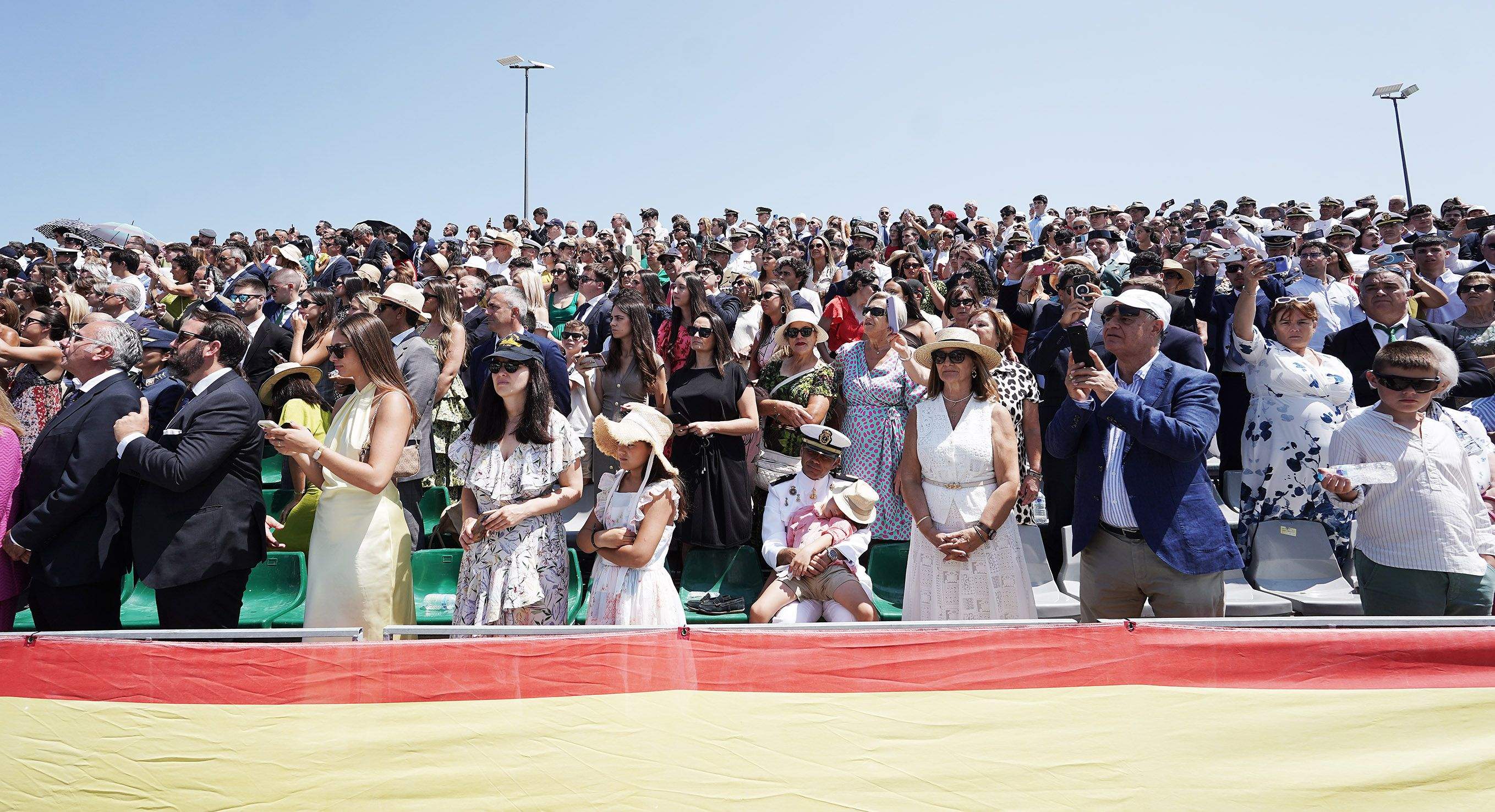 La princesa Leonor recibe la Gran Cruz al Mérito Naval durante la entrega de reales despachos