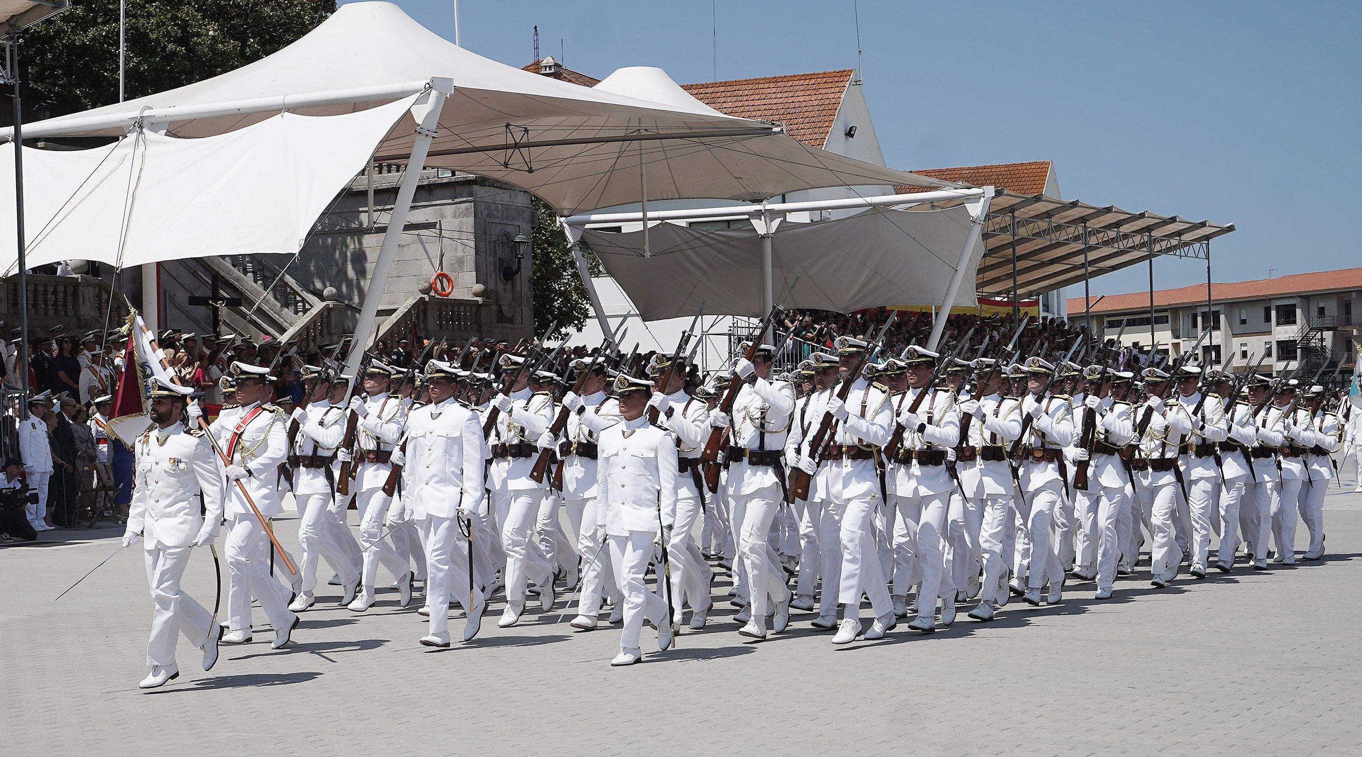 La princesa Leonor recibe la Gran Cruz al Mérito Naval durante la entrega de reales despachos