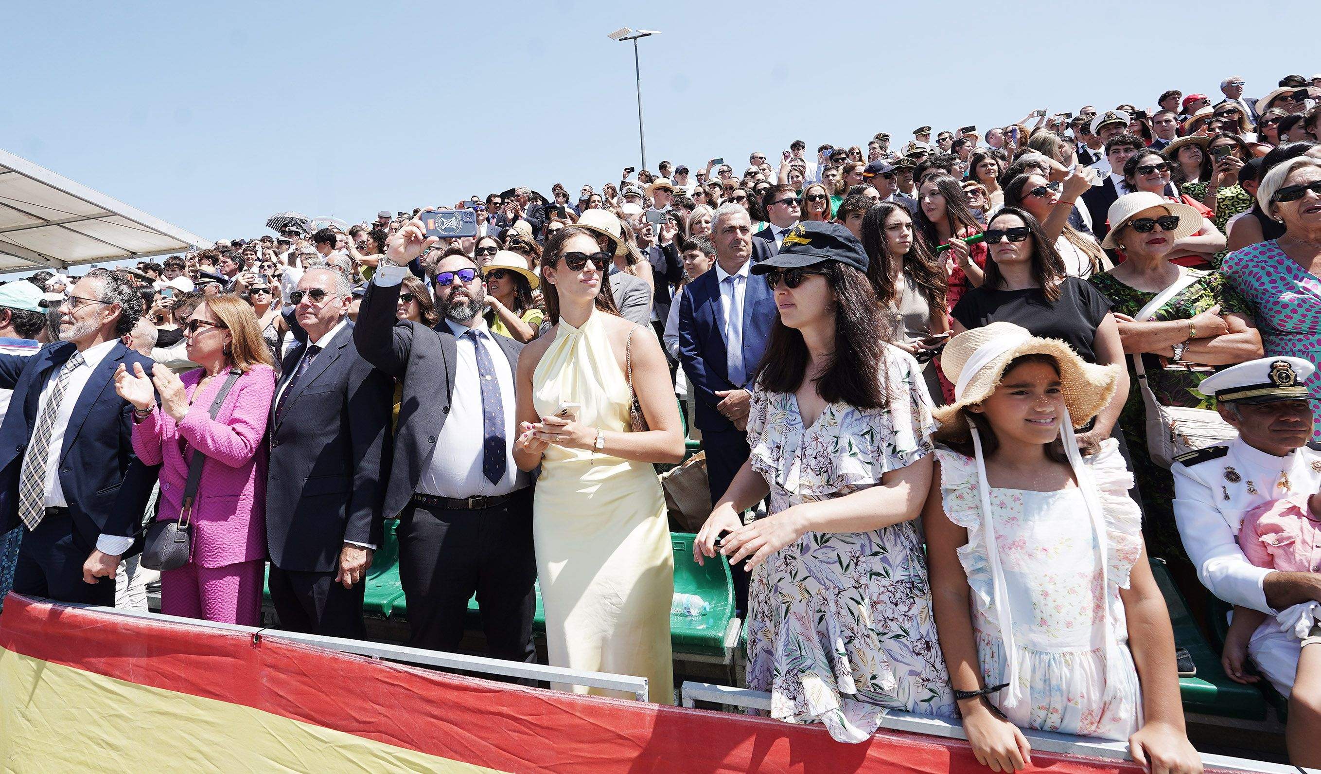 La princesa Leonor recibe la Gran Cruz al Mérito Naval durante la entrega de reales despachos