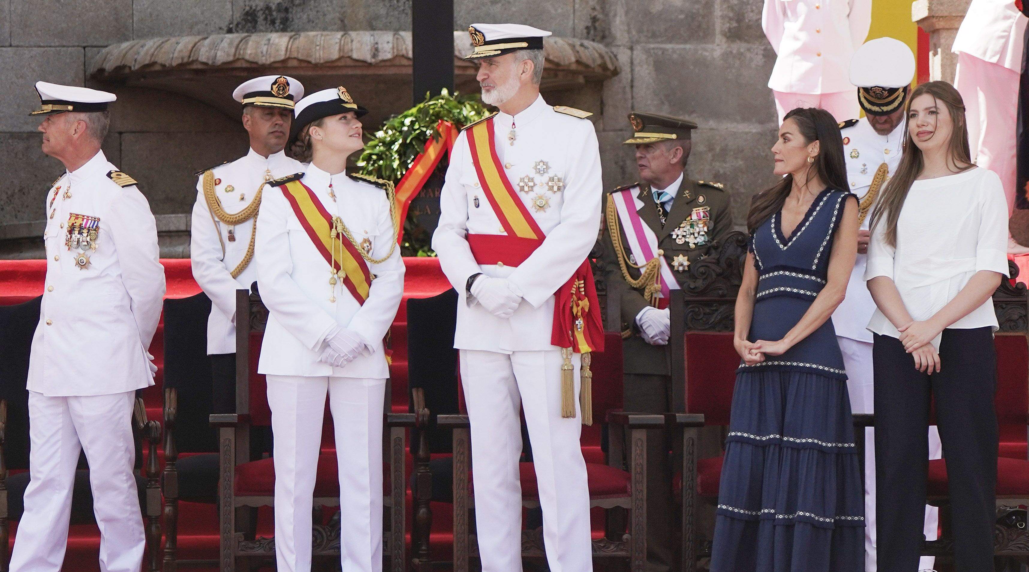La princesa Leonor recibe la Gran Cruz al Mérito Naval durante la entrega de reales despachos