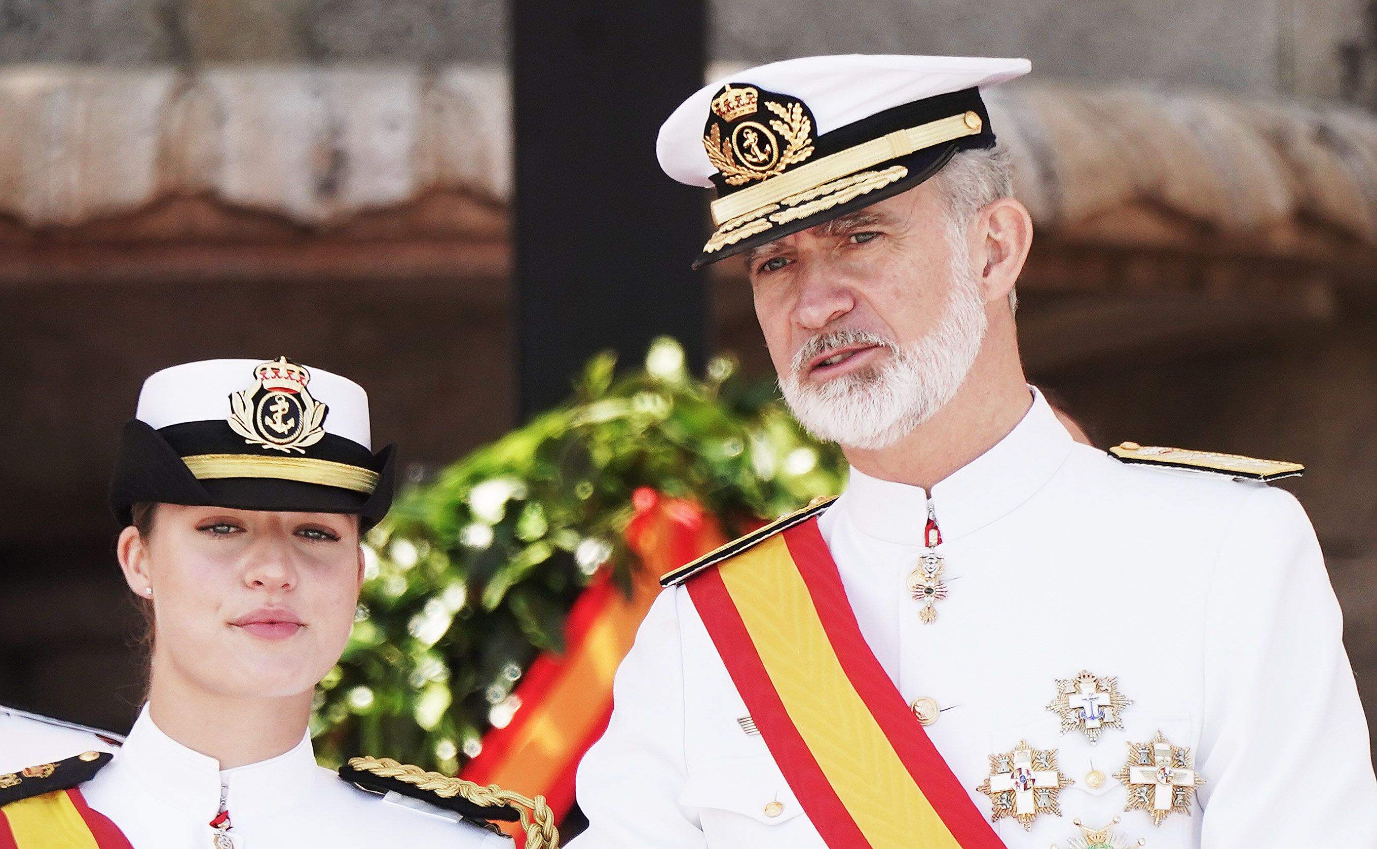 La princesa Leonor recibe la Gran Cruz al Mérito Naval durante la entrega de reales despachos