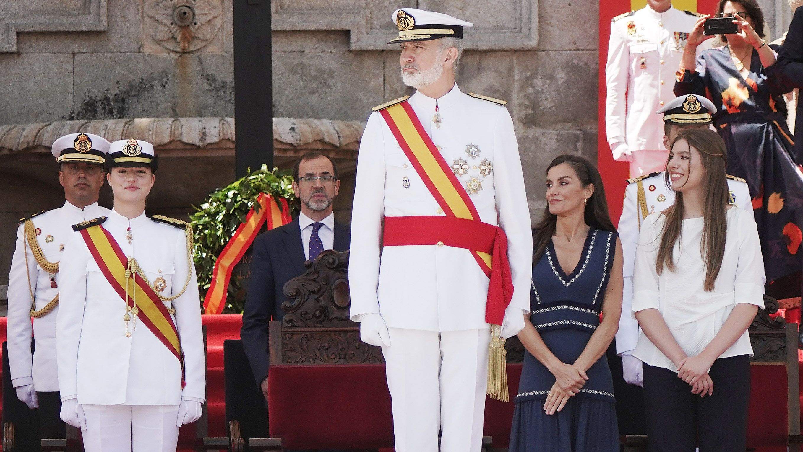 La princesa Leonor recibe la Gran Cruz al Mérito Naval durante la entrega de reales despachos