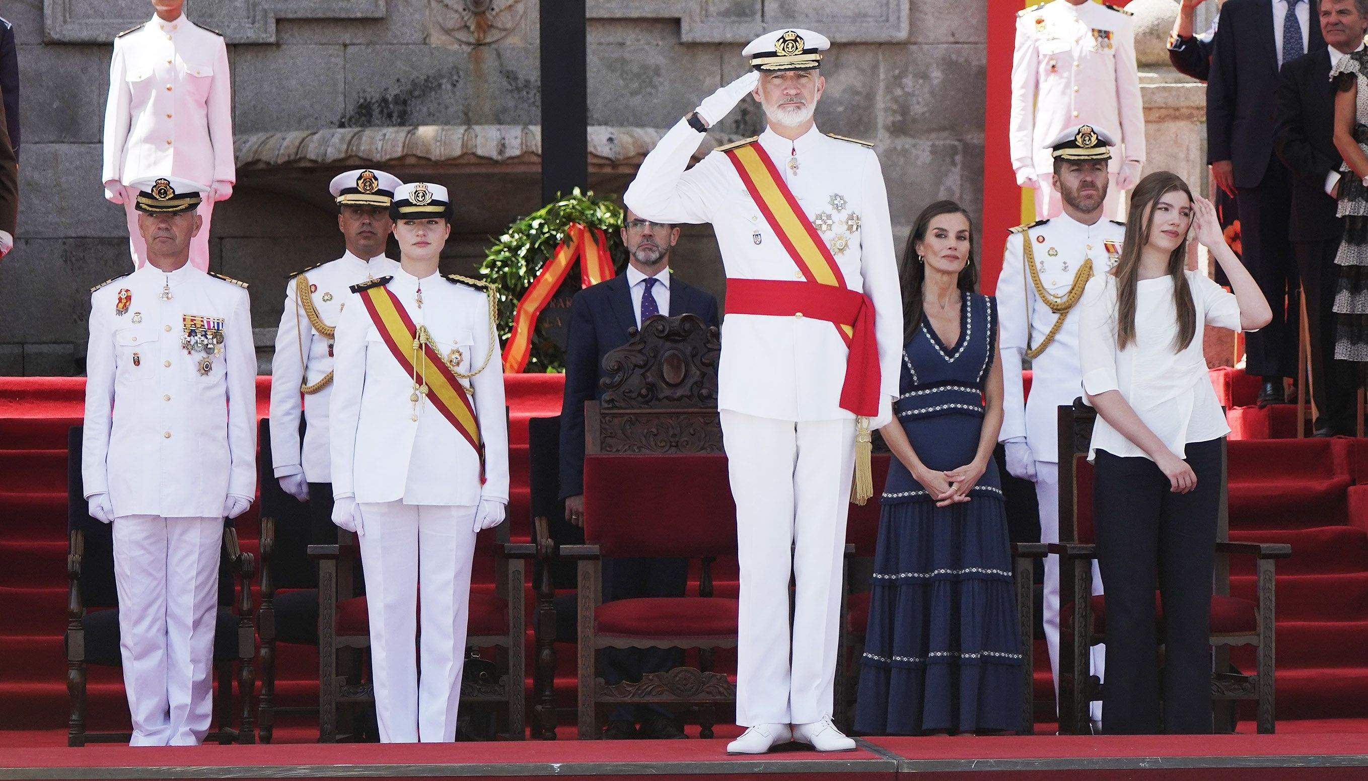 La princesa Leonor recibe la Gran Cruz al Mérito Naval durante la entrega de reales despachos