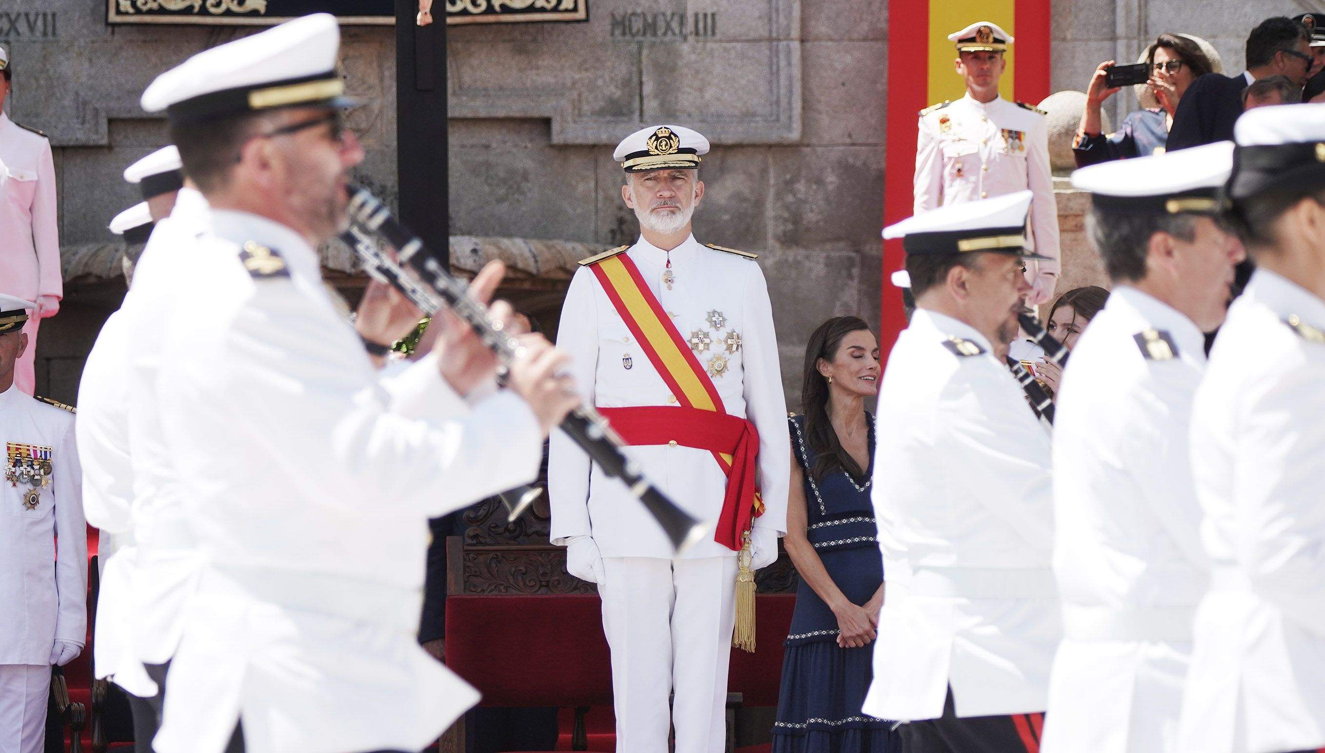 La princesa Leonor recibe la Gran Cruz al Mérito Naval durante la entrega de reales despachos