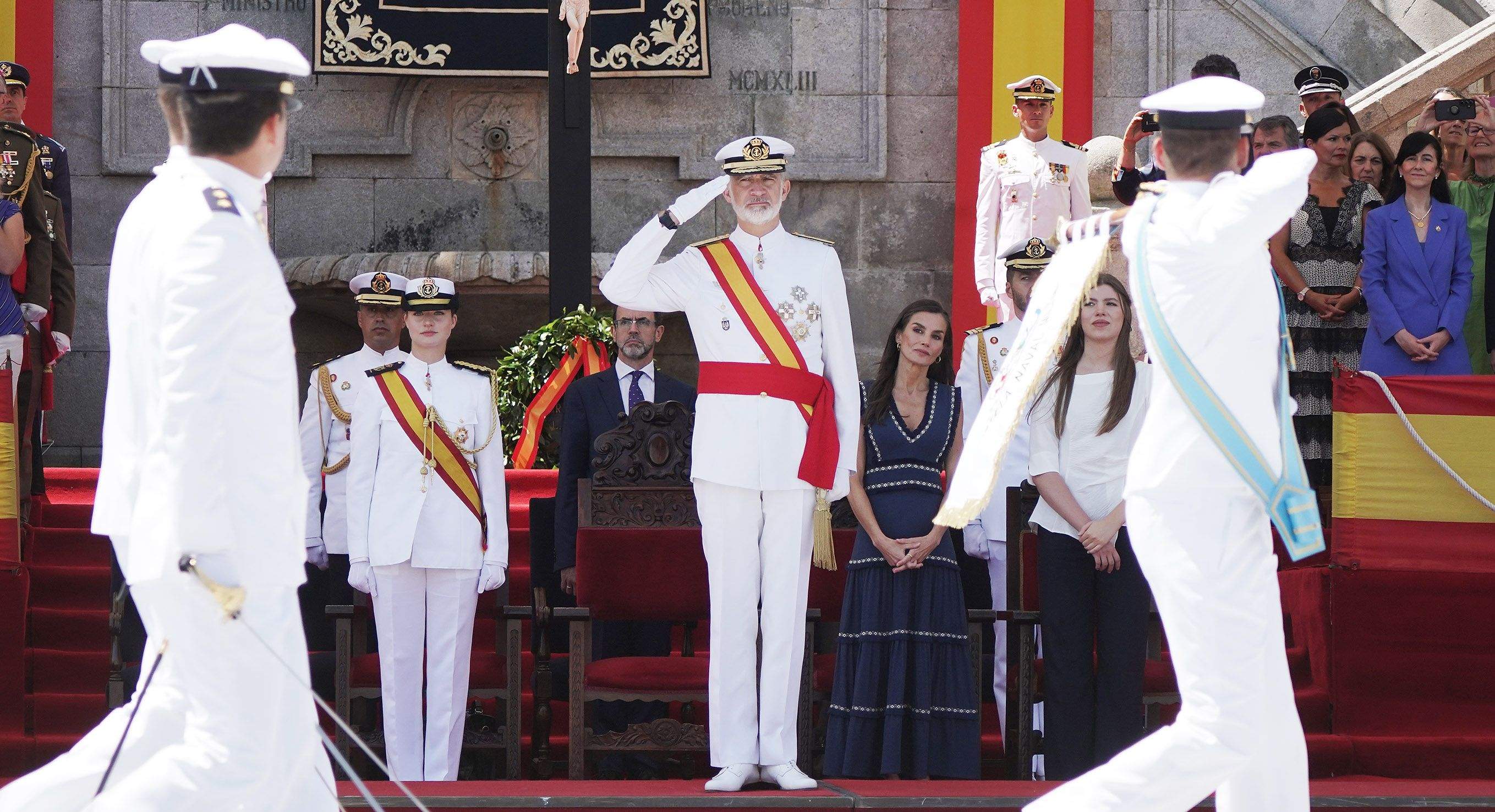 La princesa Leonor recibe la Gran Cruz al Mérito Naval durante la entrega de reales despachos