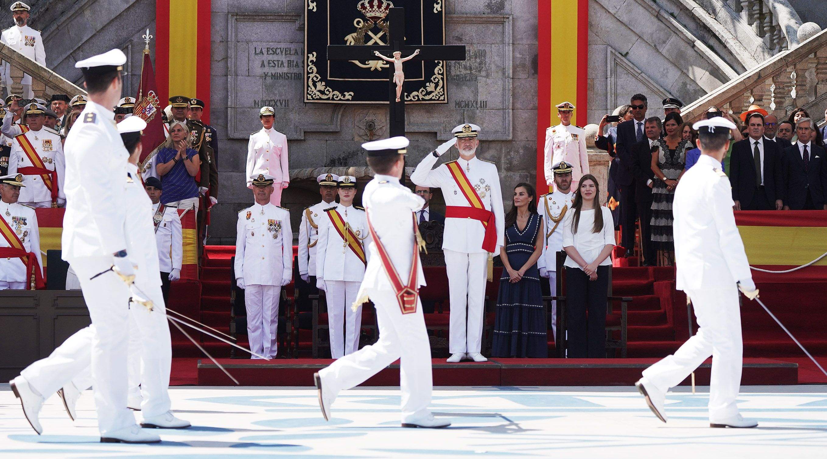 La princesa Leonor recibe la Gran Cruz al Mérito Naval durante la entrega de reales despachos
