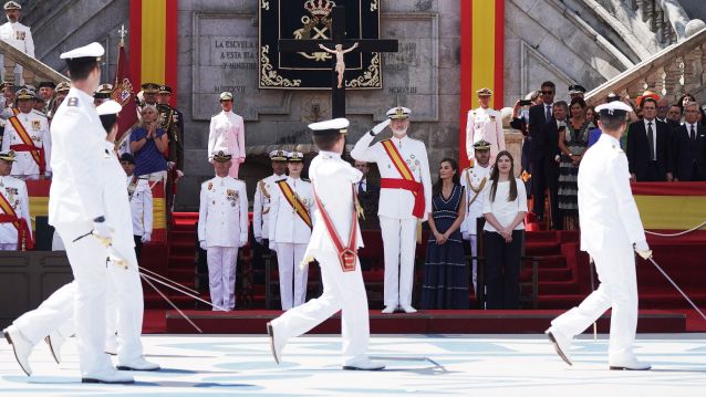 A princesa Leonor recibe a Gran Cruz ao Mérito Naval durante a entrega de reais despachos
