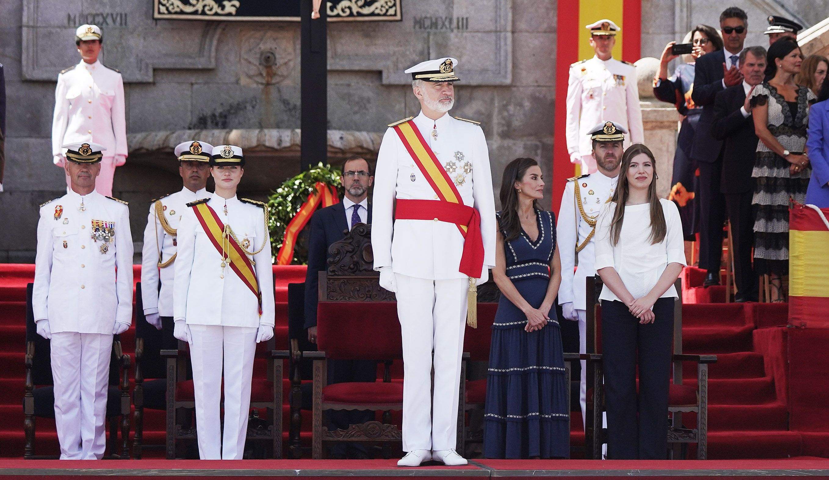 La princesa Leonor recibe la Gran Cruz al Mérito Naval durante la entrega de reales despachos