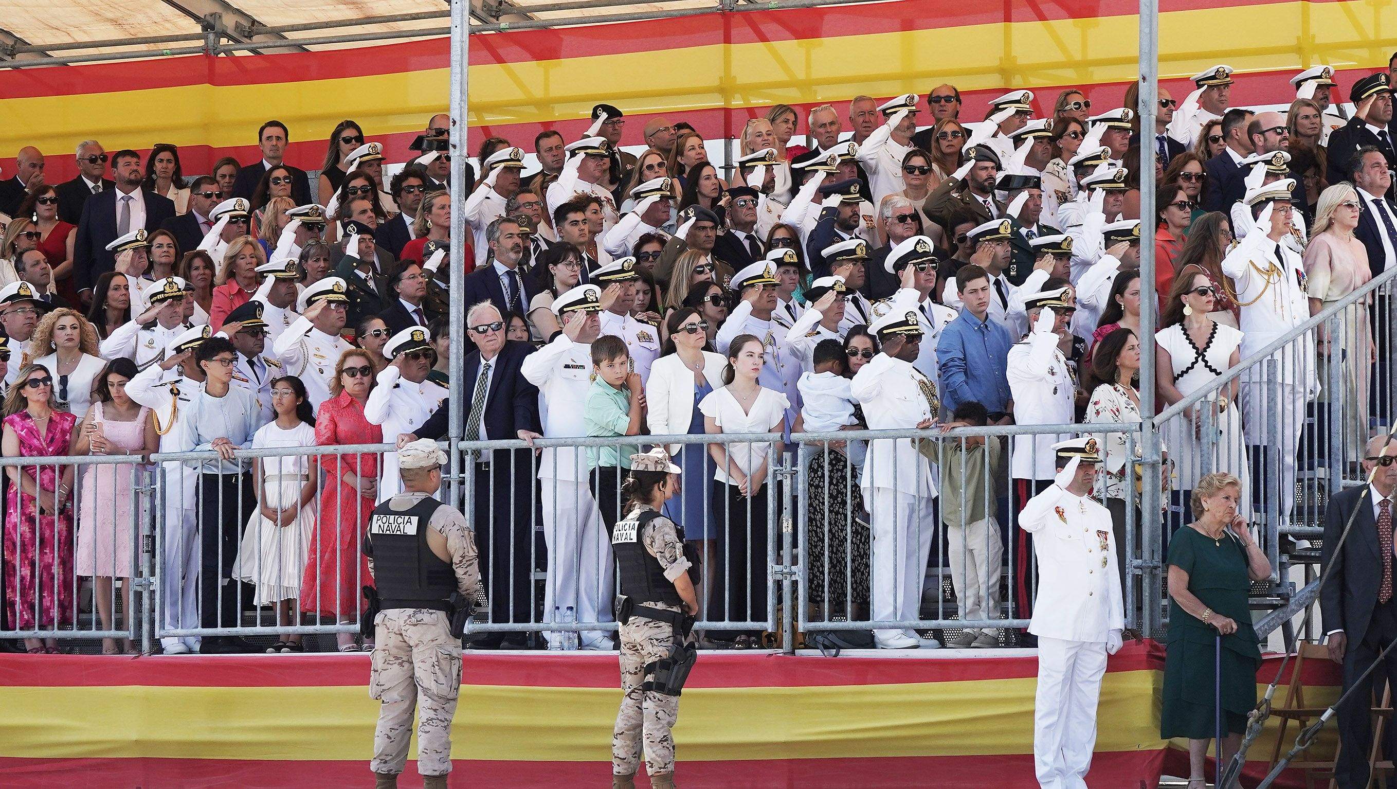 La princesa Leonor recibe la Gran Cruz al Mérito Naval durante la entrega de reales despachos