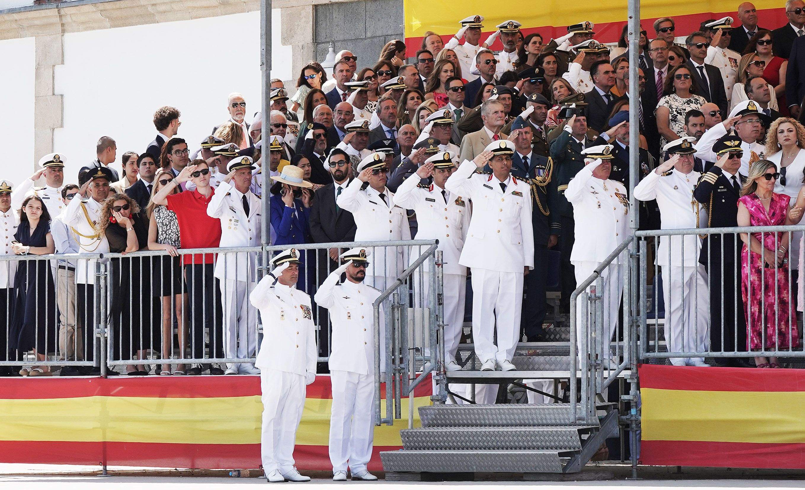 La princesa Leonor recibe la Gran Cruz al Mérito Naval durante la entrega de reales despachos
