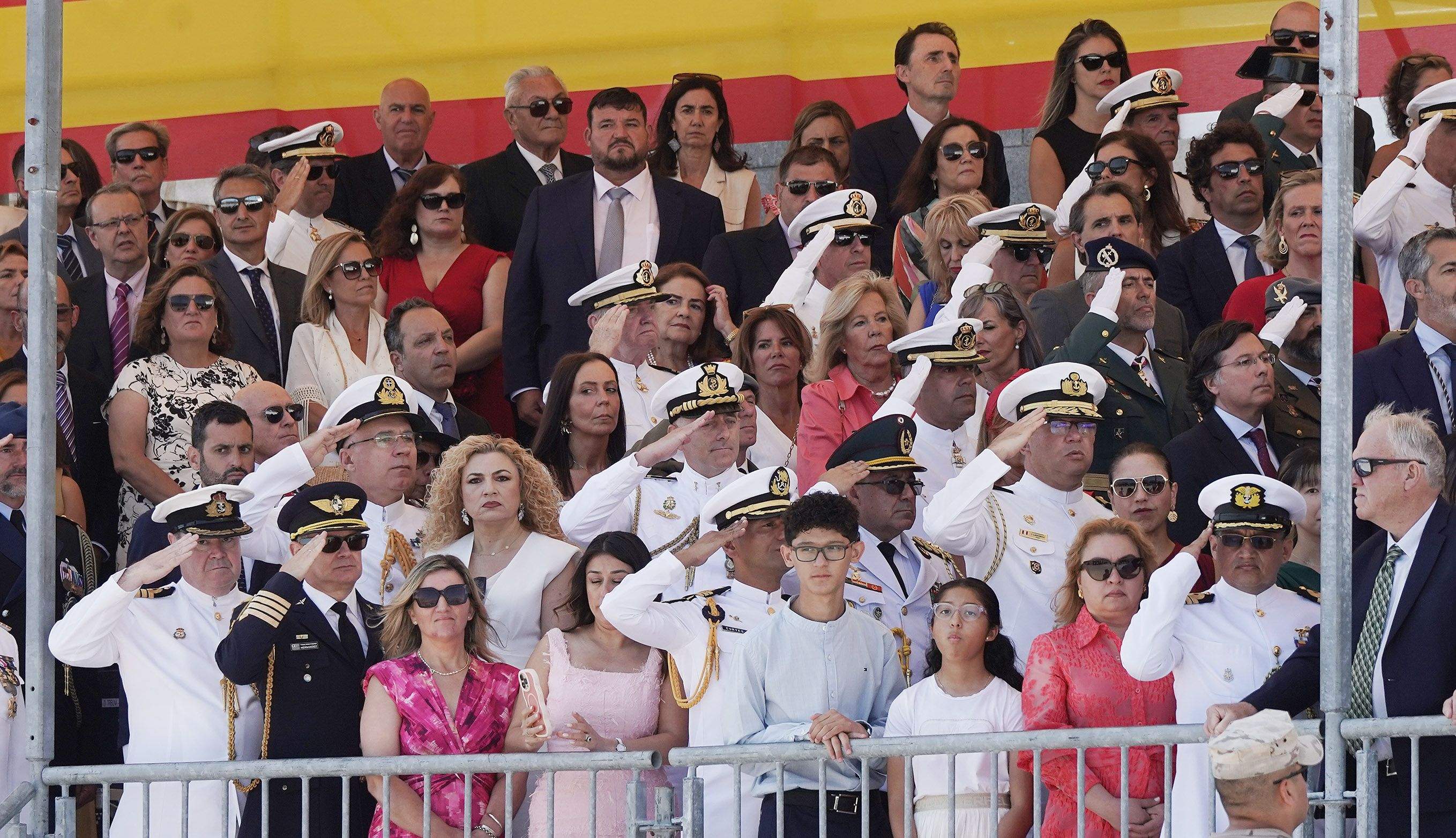La princesa Leonor recibe la Gran Cruz al Mérito Naval durante la entrega de reales despachos