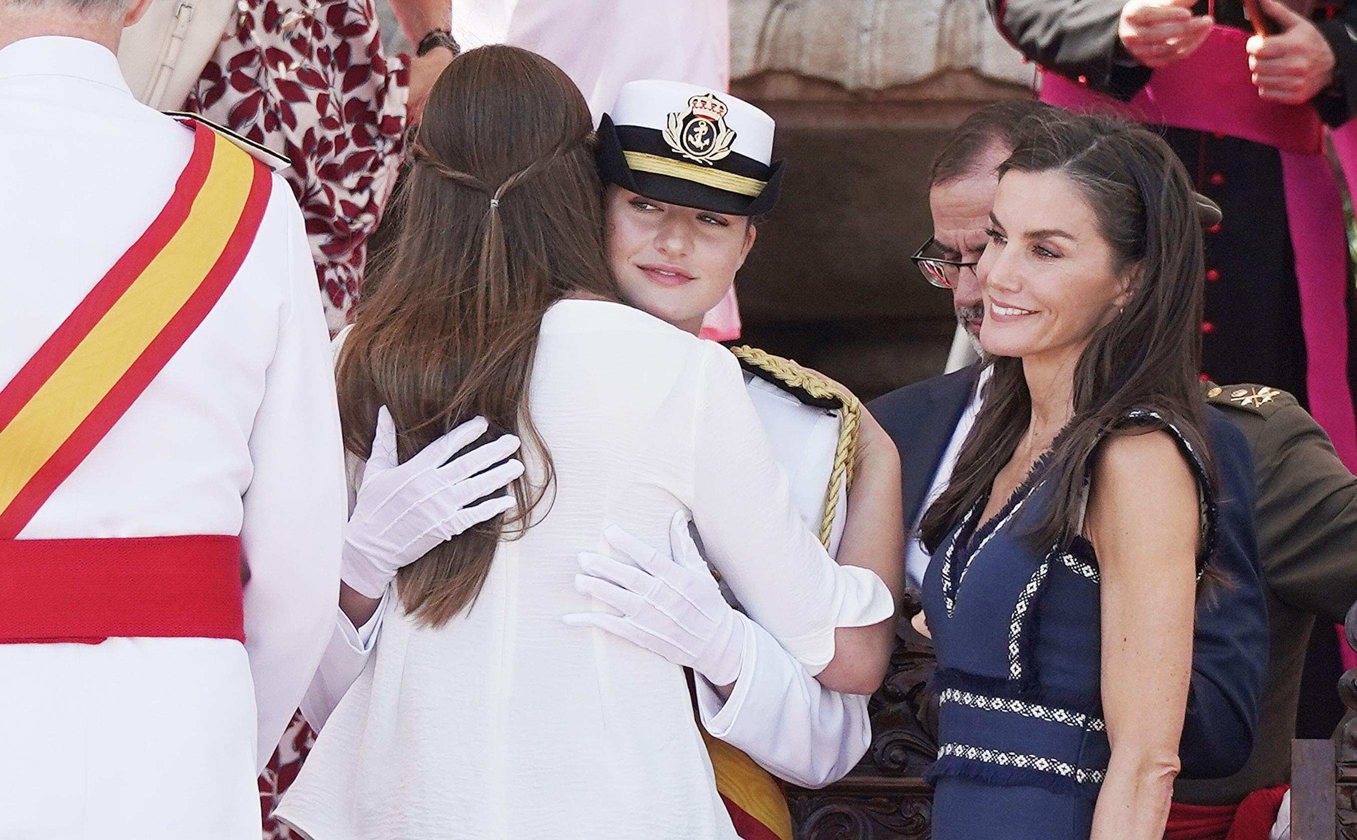 La princesa Leonor recibe la Gran Cruz al Mérito Naval durante la entrega de reales despachos
