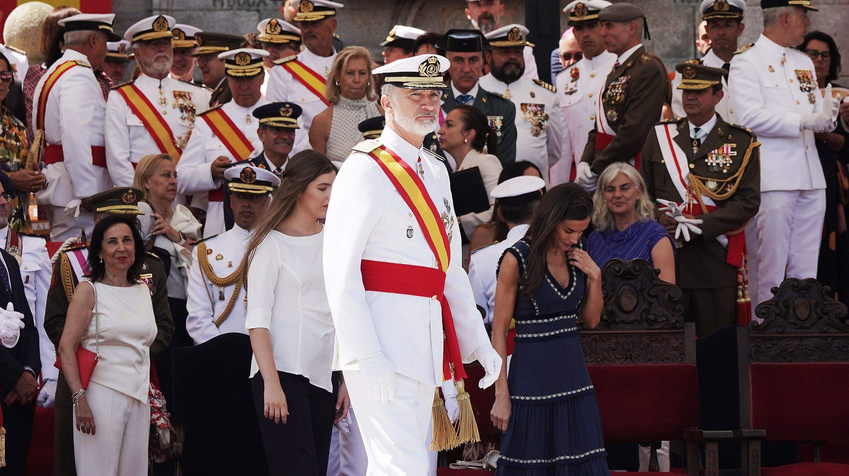 La princesa Leonor recibe la Gran Cruz al Mérito Naval durante la entrega de reales despachos