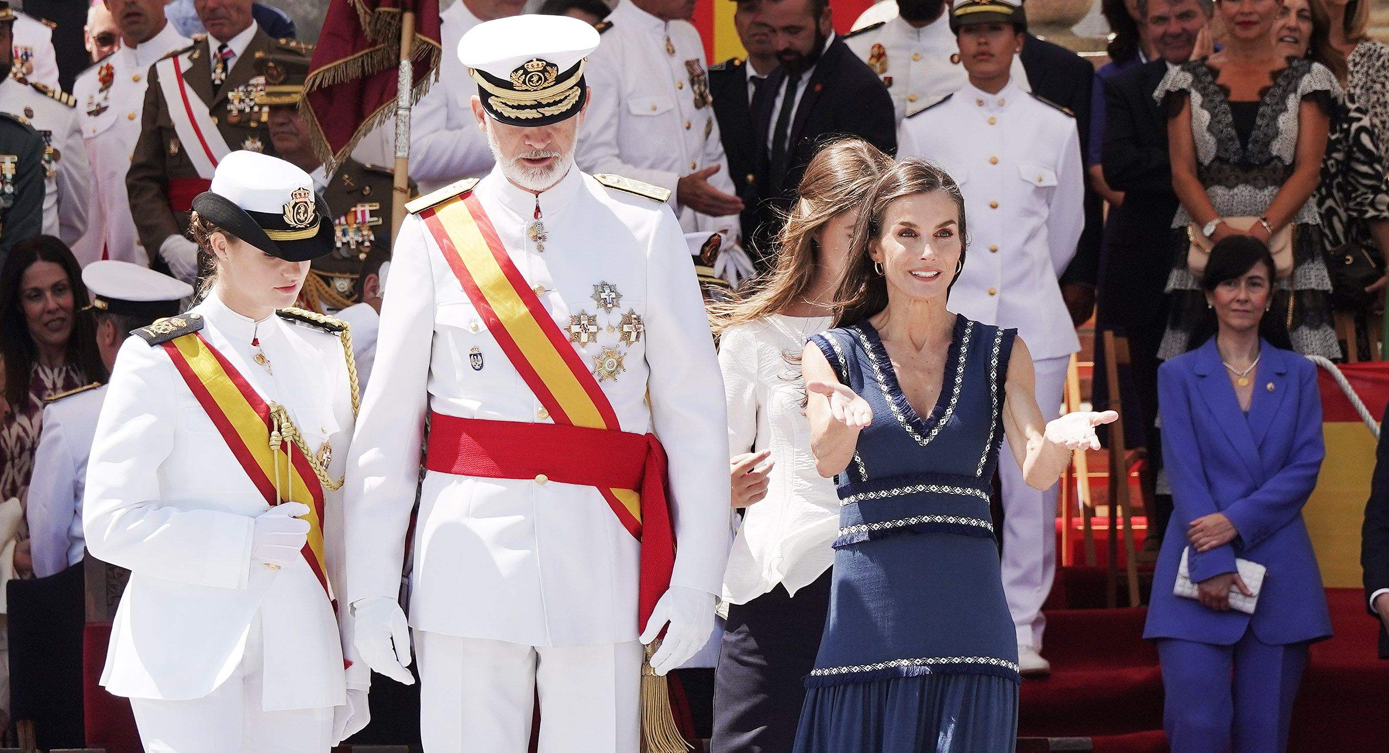 La princesa Leonor recibe la Gran Cruz al Mérito Naval durante la entrega de reales despachos