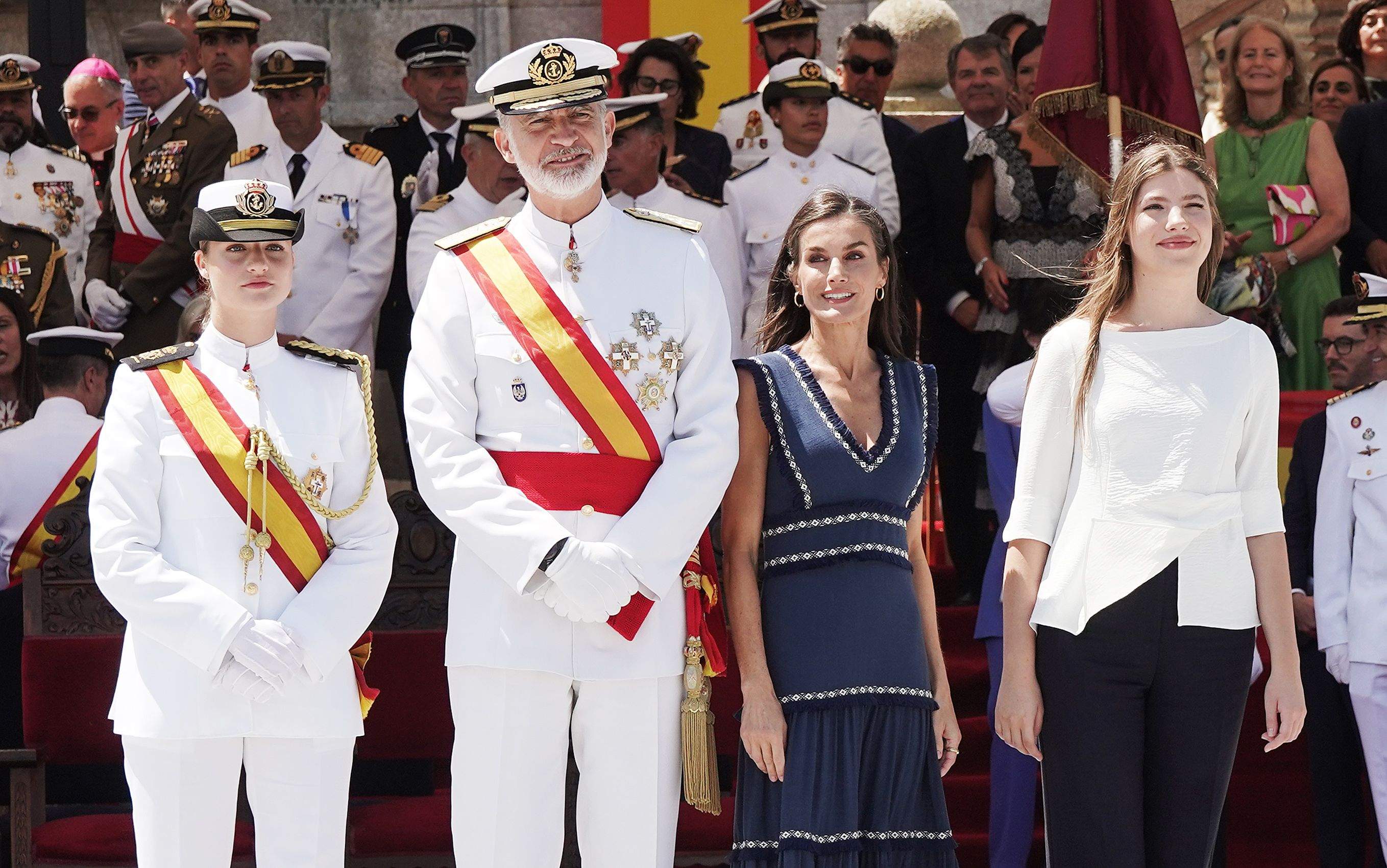 La princesa Leonor recibe la Gran Cruz al Mérito Naval durante la entrega de reales despachos