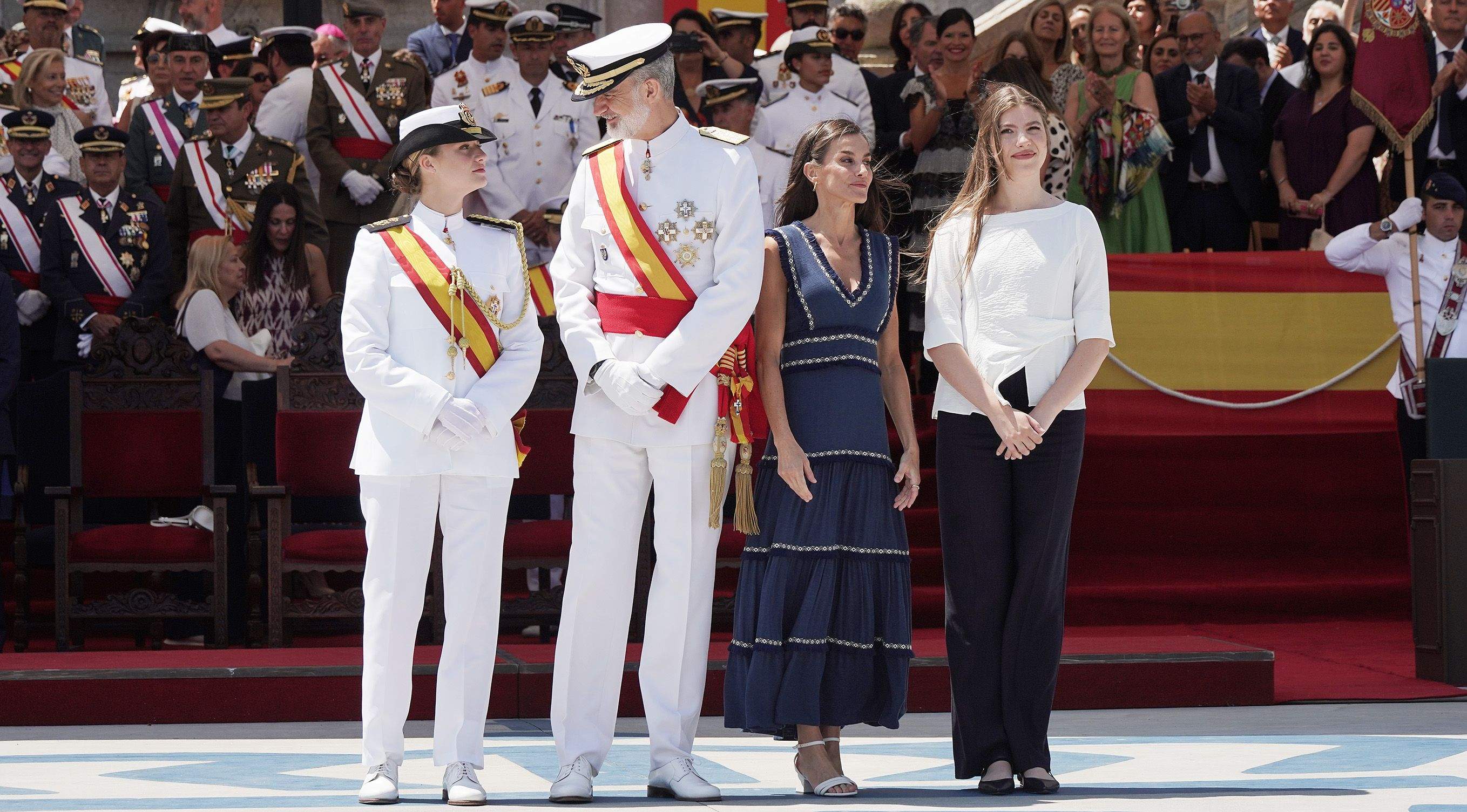 La princesa Leonor recibe la Gran Cruz al Mérito Naval durante la entrega de reales despachos