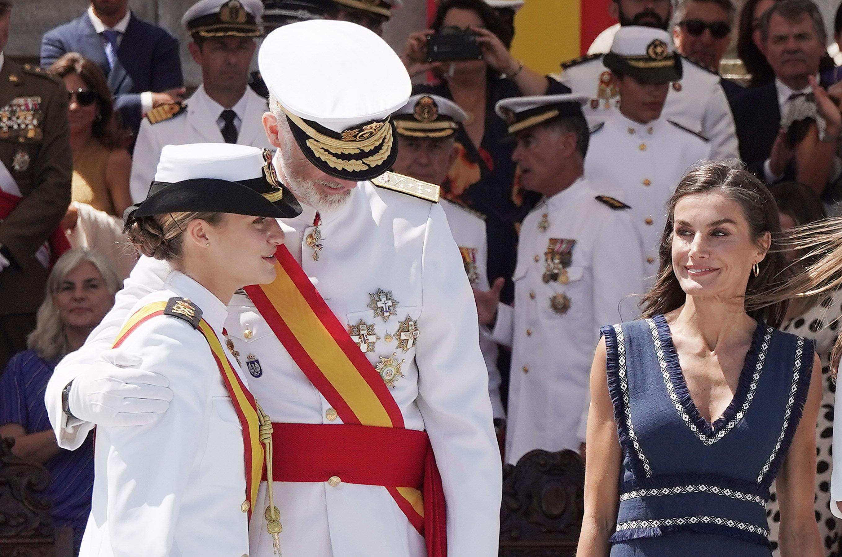 La princesa Leonor recibe la Gran Cruz al Mérito Naval durante la entrega de reales despachos