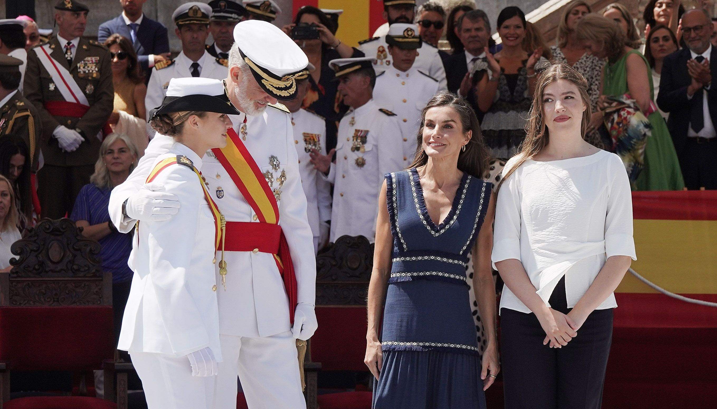 La princesa Leonor recibe la Gran Cruz al Mérito Naval durante la entrega de reales despachos