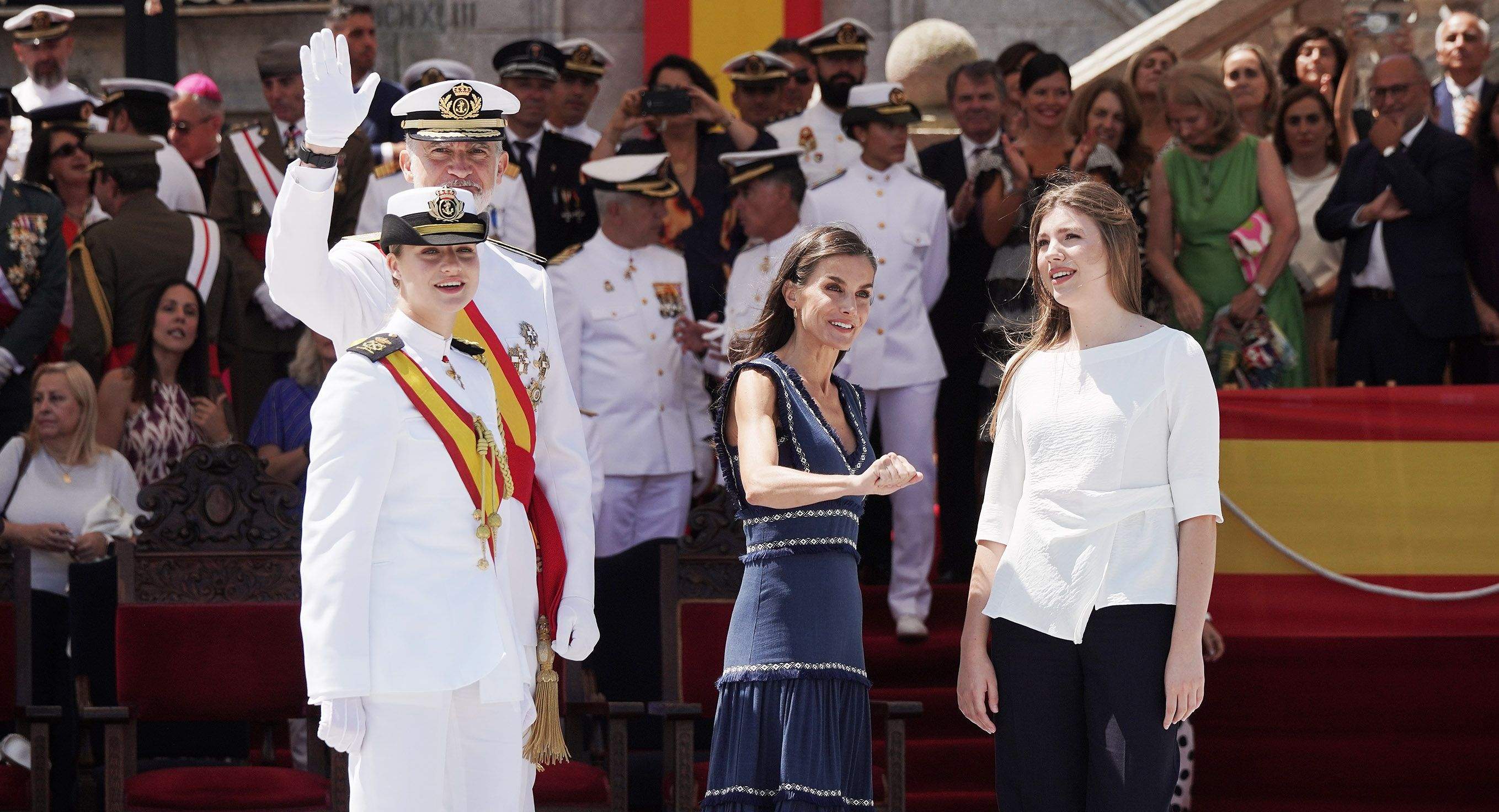 La princesa Leonor recibe la Gran Cruz al Mérito Naval durante la entrega de reales despachos