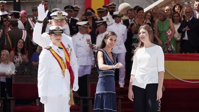 A princesa Leonor recibe a Gran Cruz ao Mérito Naval durante a entrega de reais despachos